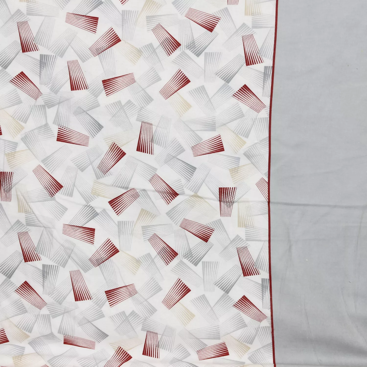 Lakenstof flanel wit met grijs en bordeaux motief