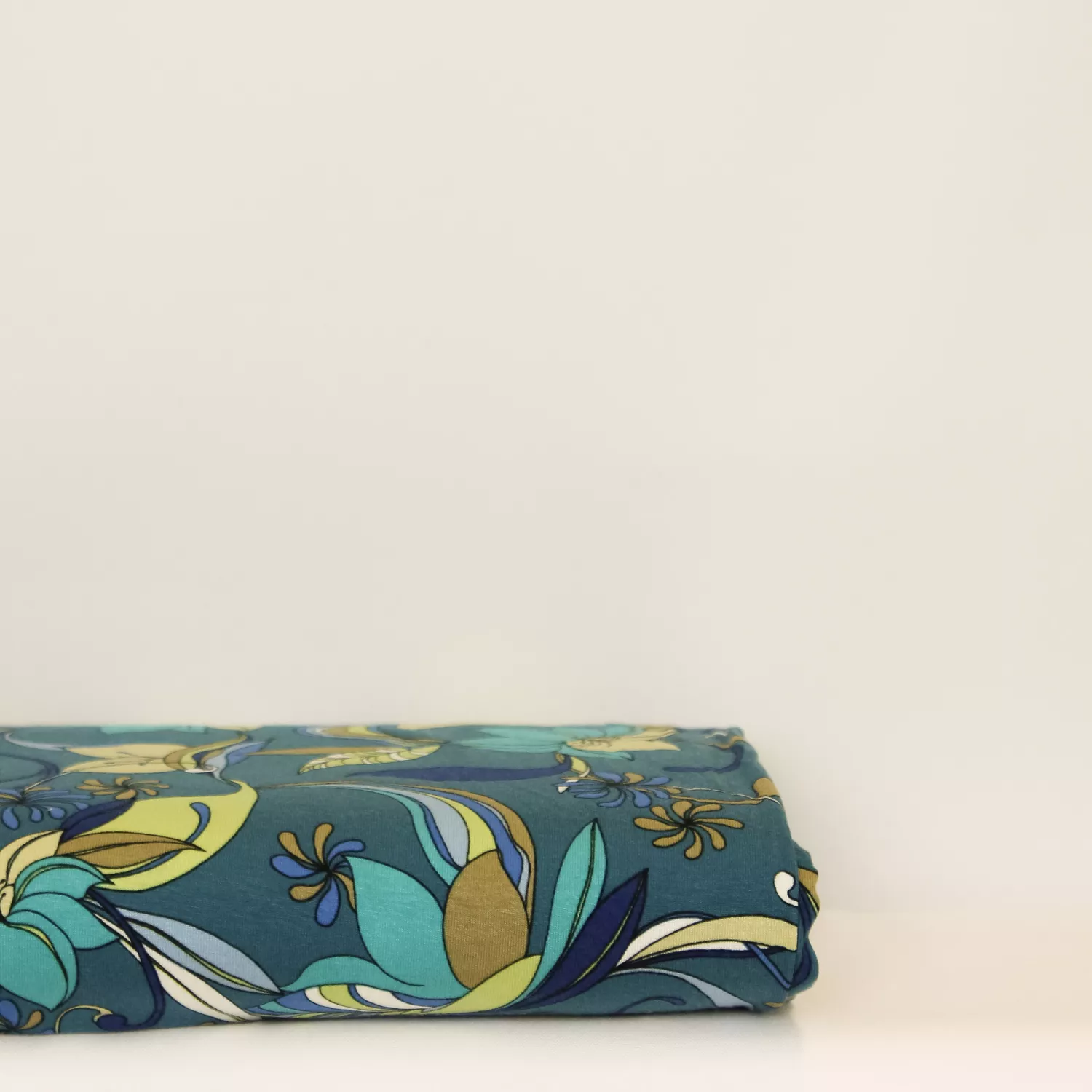 Viscose tricot petrol met sierlijke bloemen
