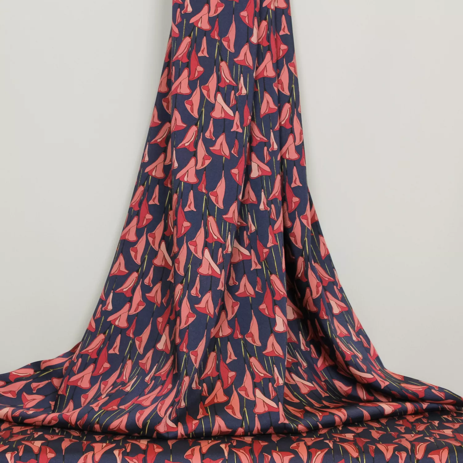 Satijn polyester donkerblauw met roze tulpen
