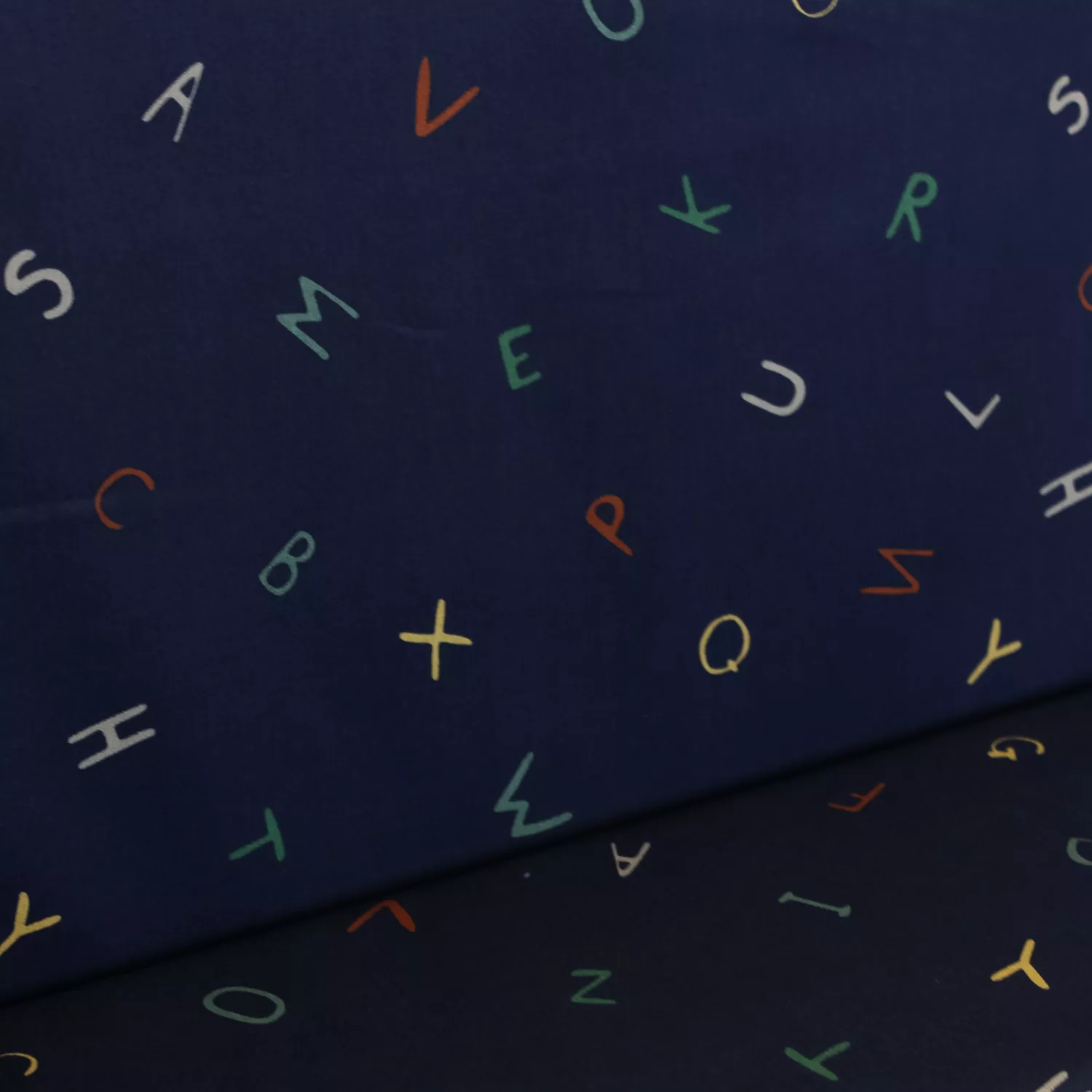Katoen poplin blauw met letters - Poppy