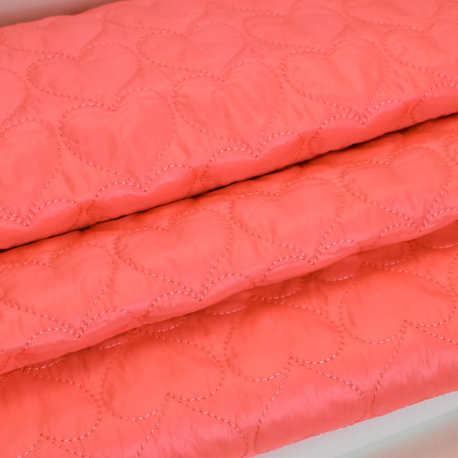 Fijne matelassé neon roze met hartjes