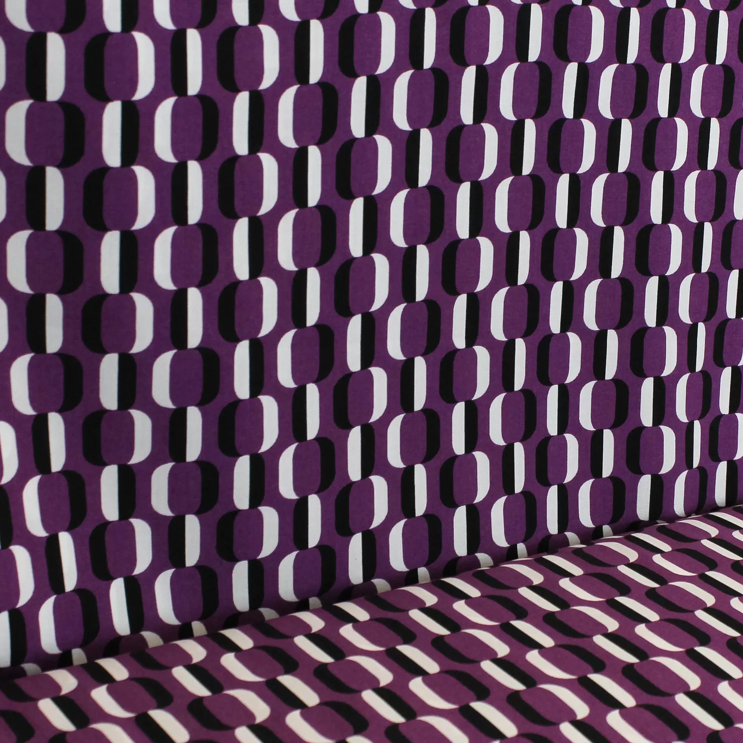 Viscose aubergine met abstract cirkelvormig motief