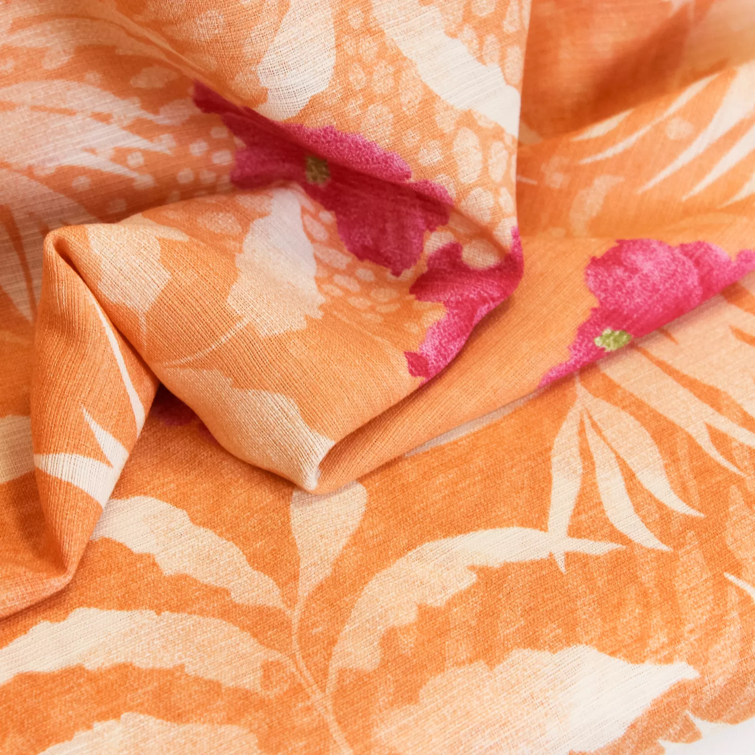 Viscose voile linnenlook abrikoos met fuchsia bloemen
