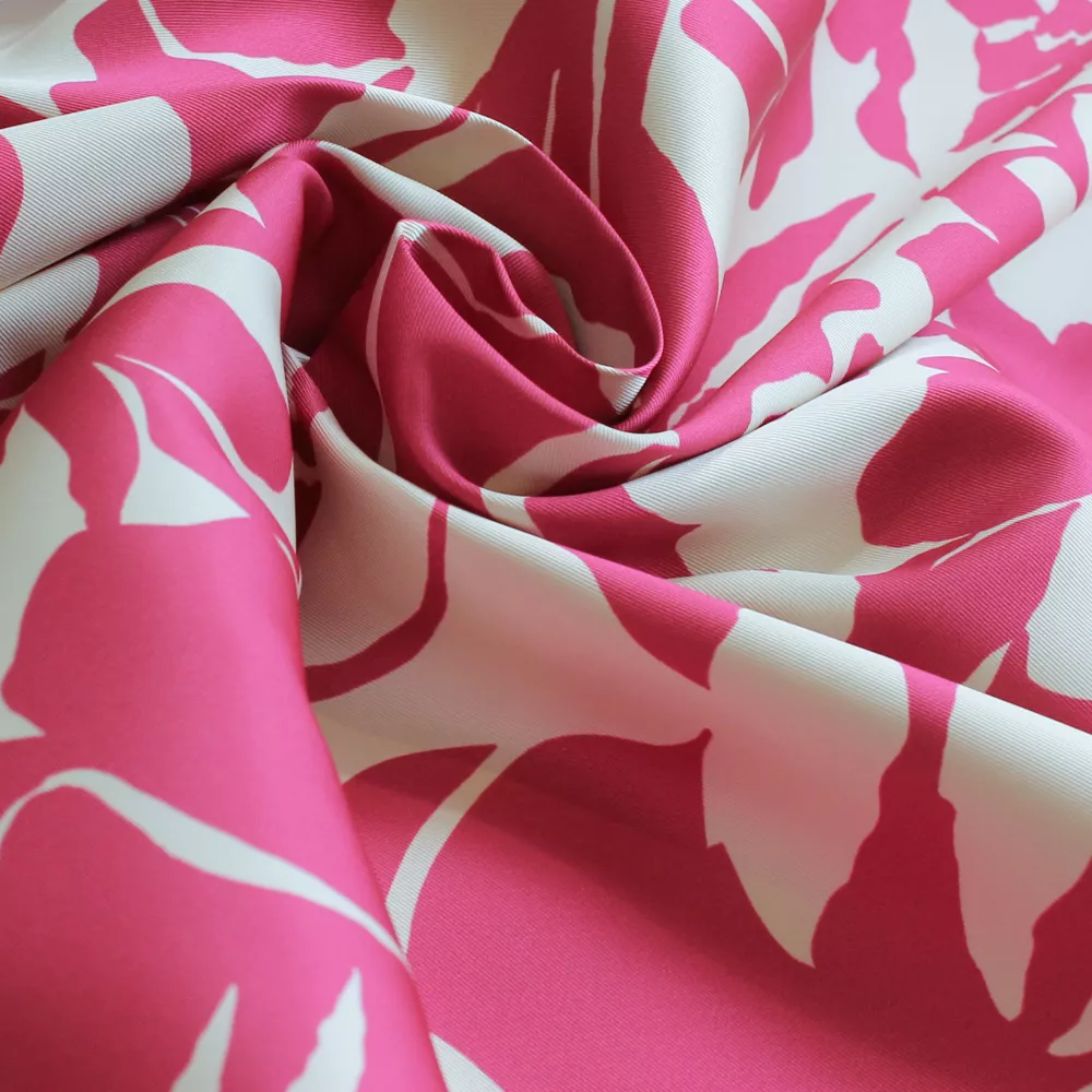 Polyester mikado met fuchsia bloemen - Lorré