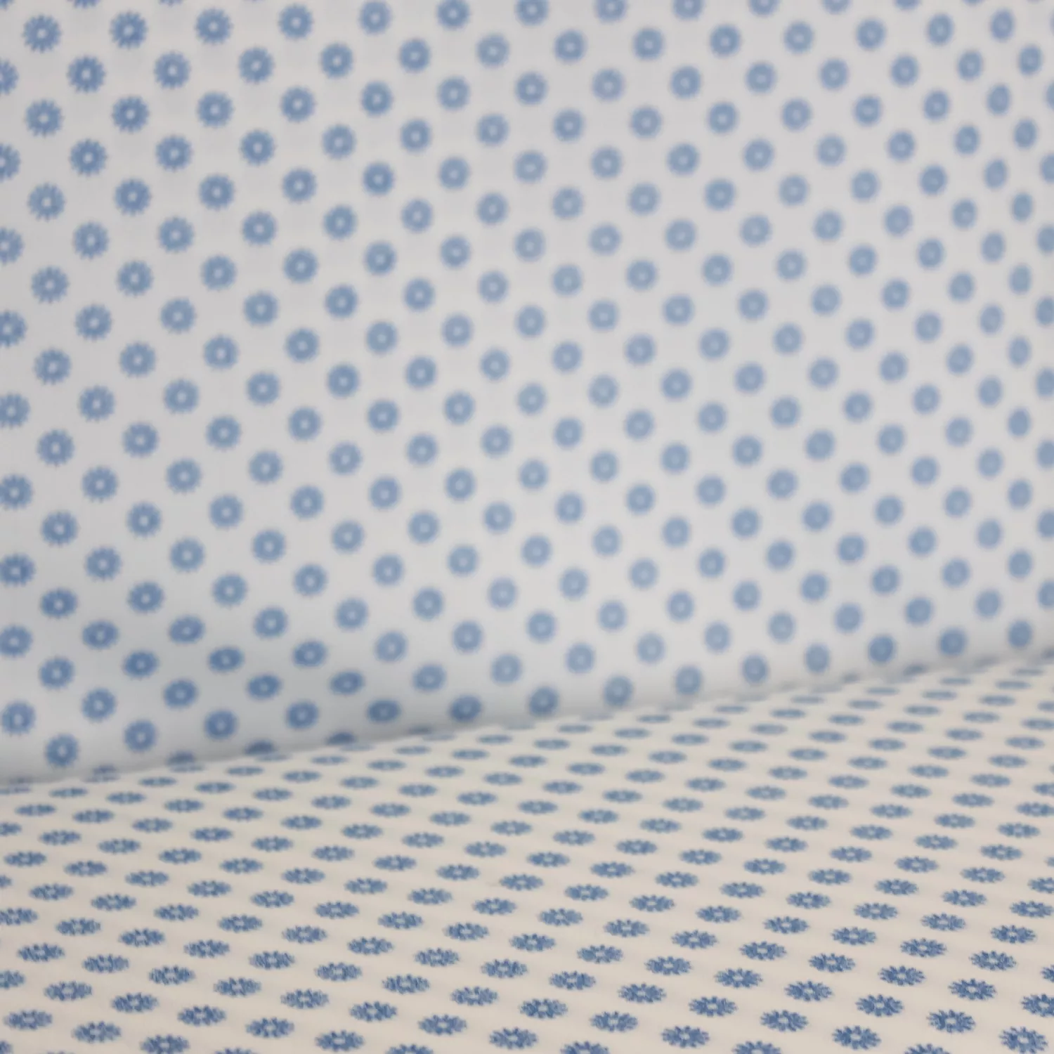 Fijne tricot wit met blauwe bloemetjes
