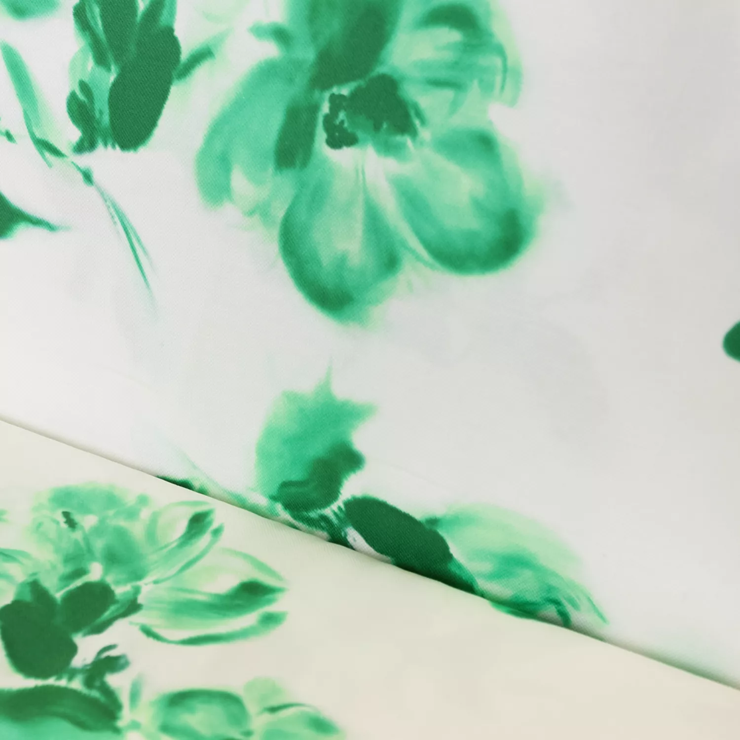 Katoen wit met groene bloemen