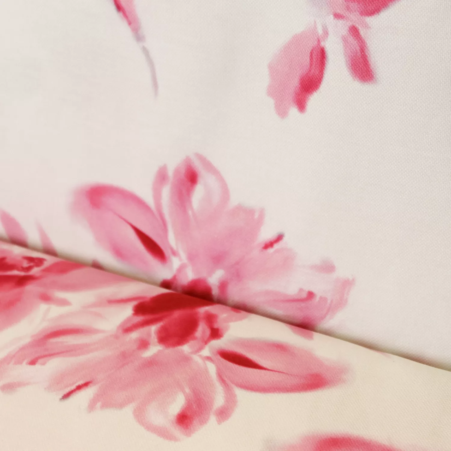 Katoen wit met roze bloemen