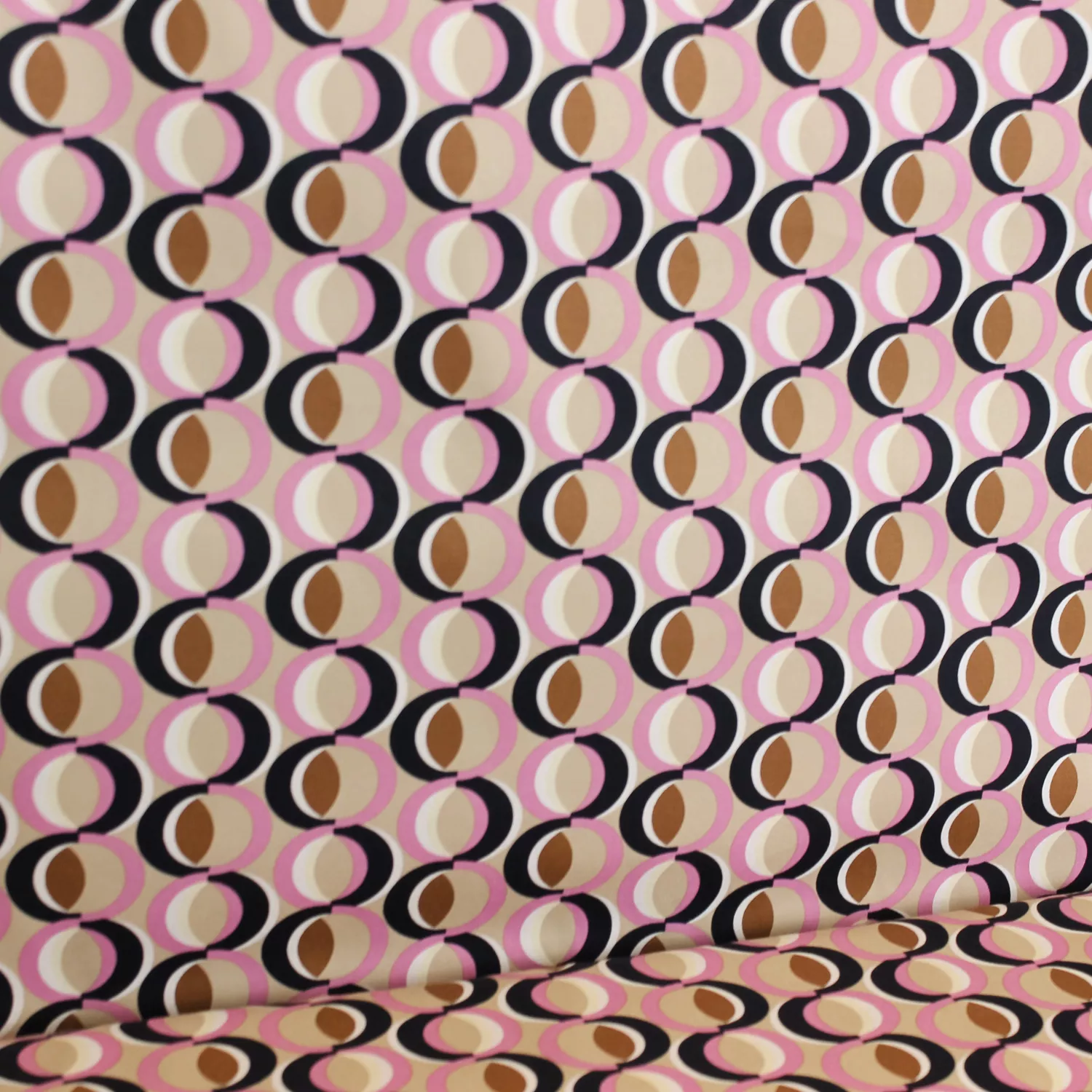 Stretch katoen beige met abstract roze patroon