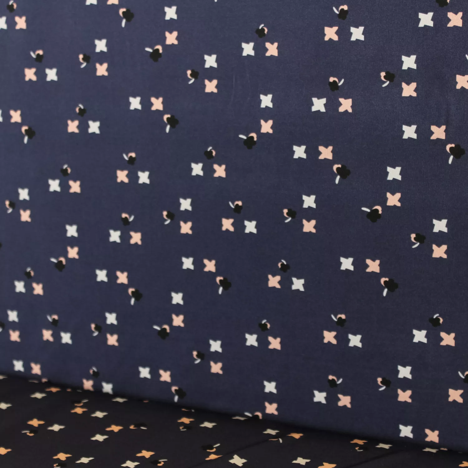 Fijne tricot donkerblauw met abstracte figuren