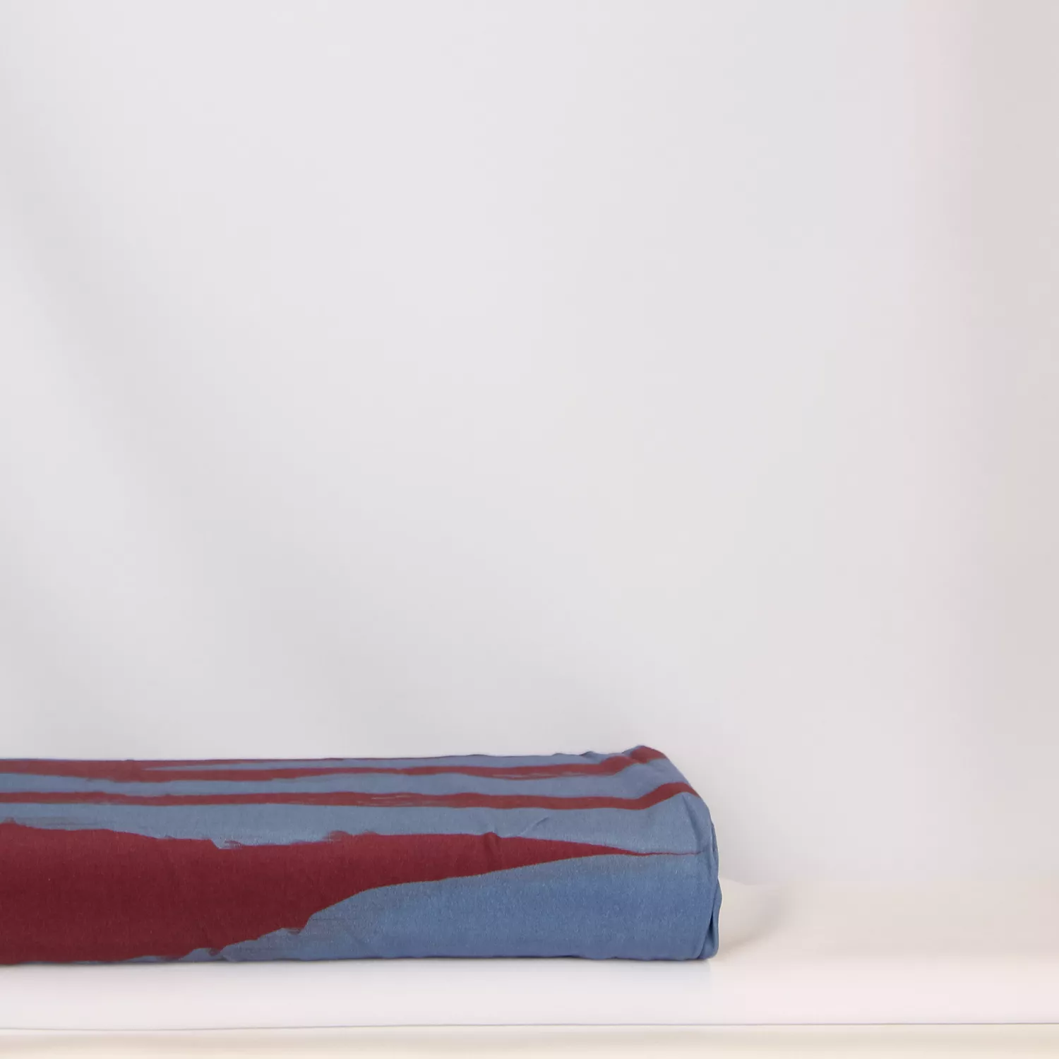 Viscose donkerblauw met bordeaux lijnen