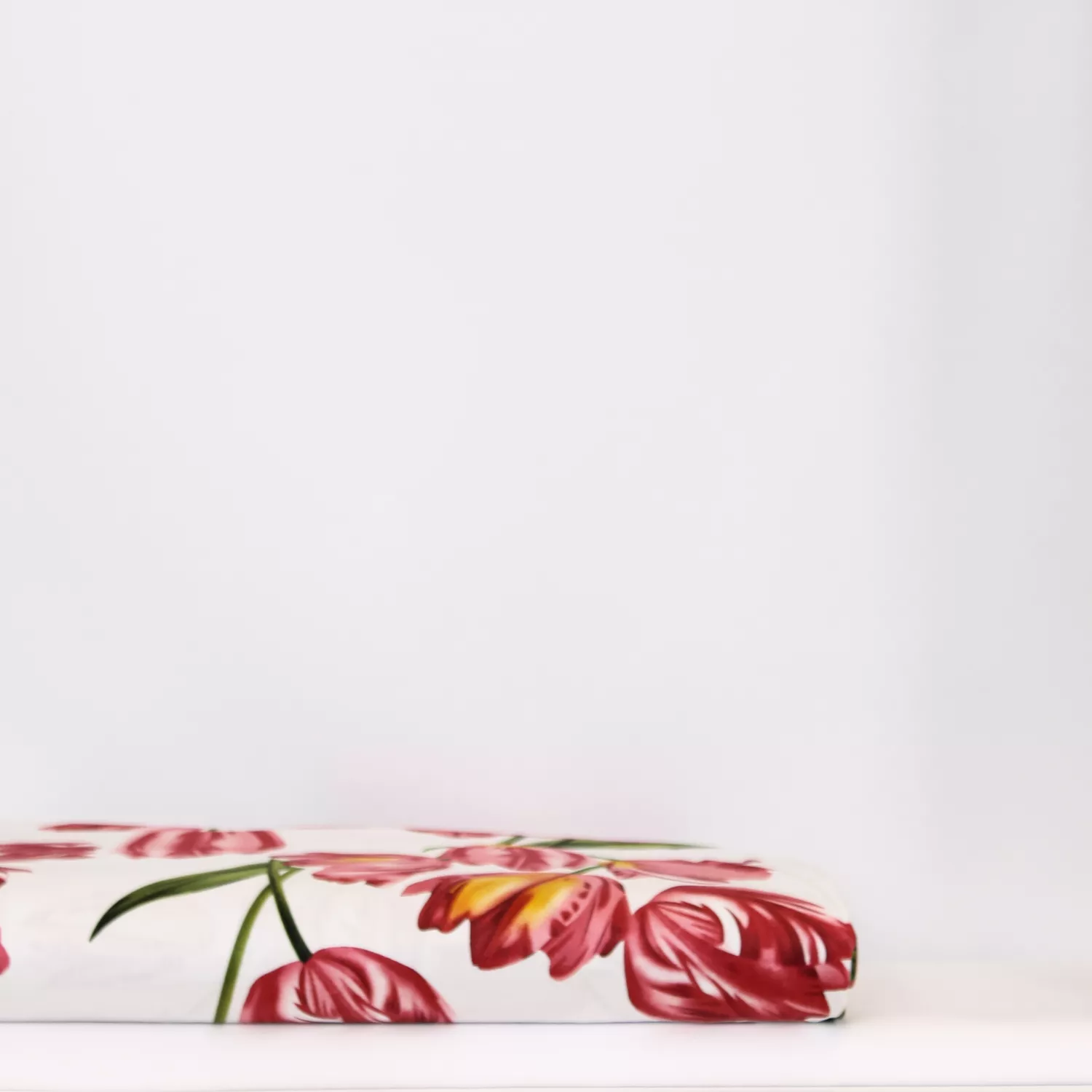 Katoen wit met roze tulpen