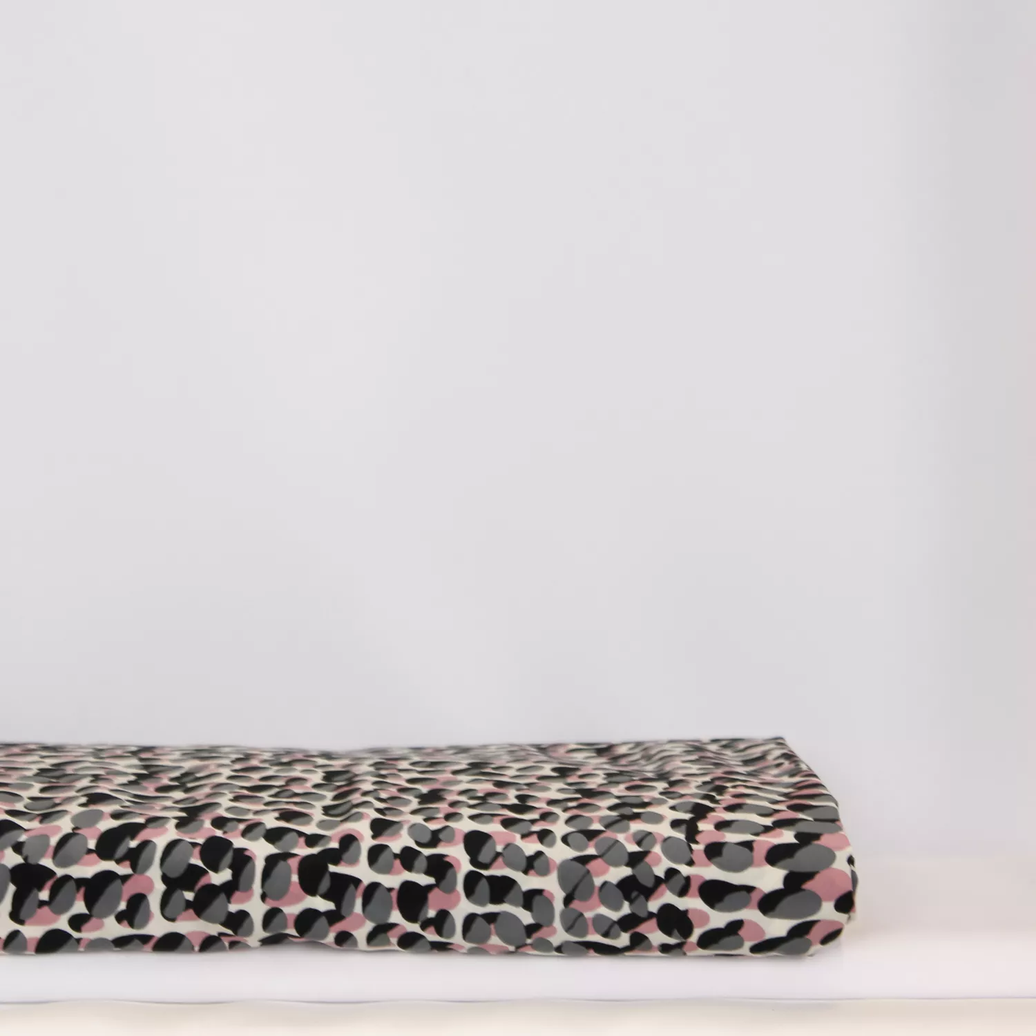 Polyester microfiber wit met grijs roze ovalen