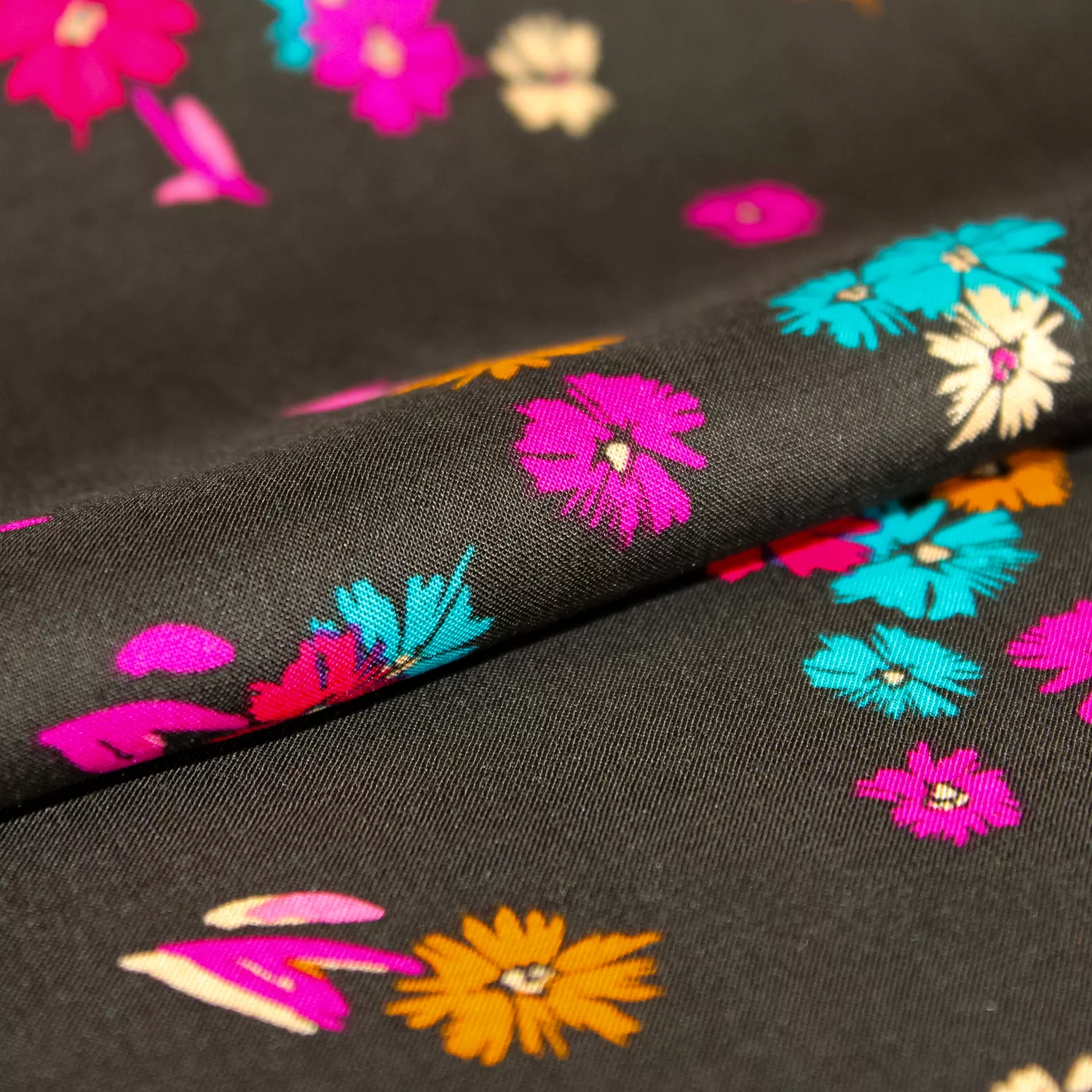 Rayon donkerbruin met bloemen