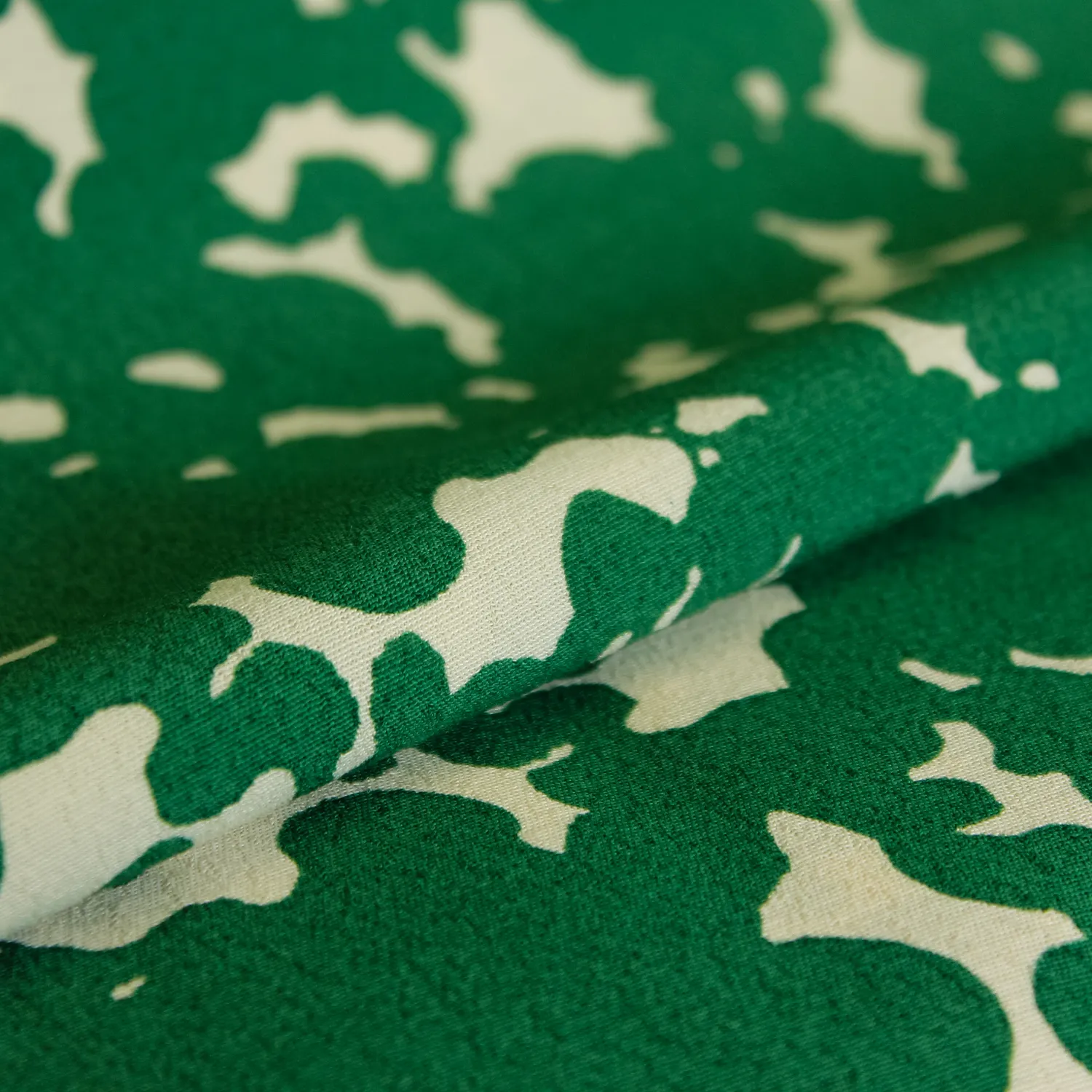 Viscose crêpe groen met vlekken - Meet Milk