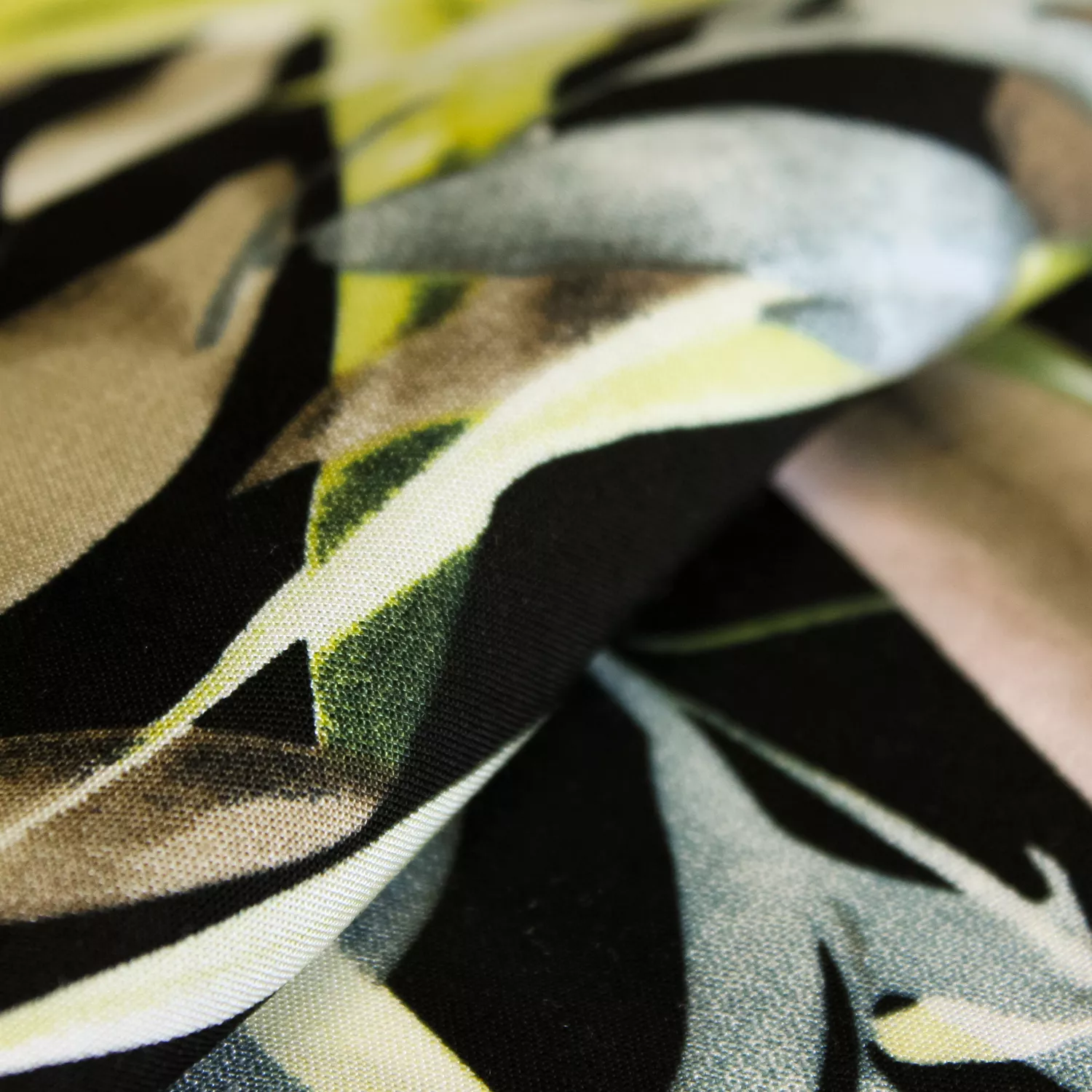 Viscose zwart met planten