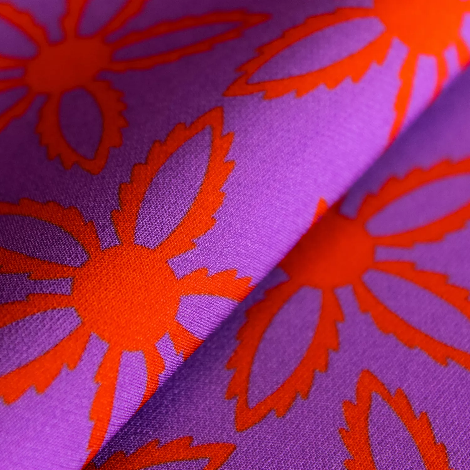 Polyester paars met rode bloemen - Knipmode