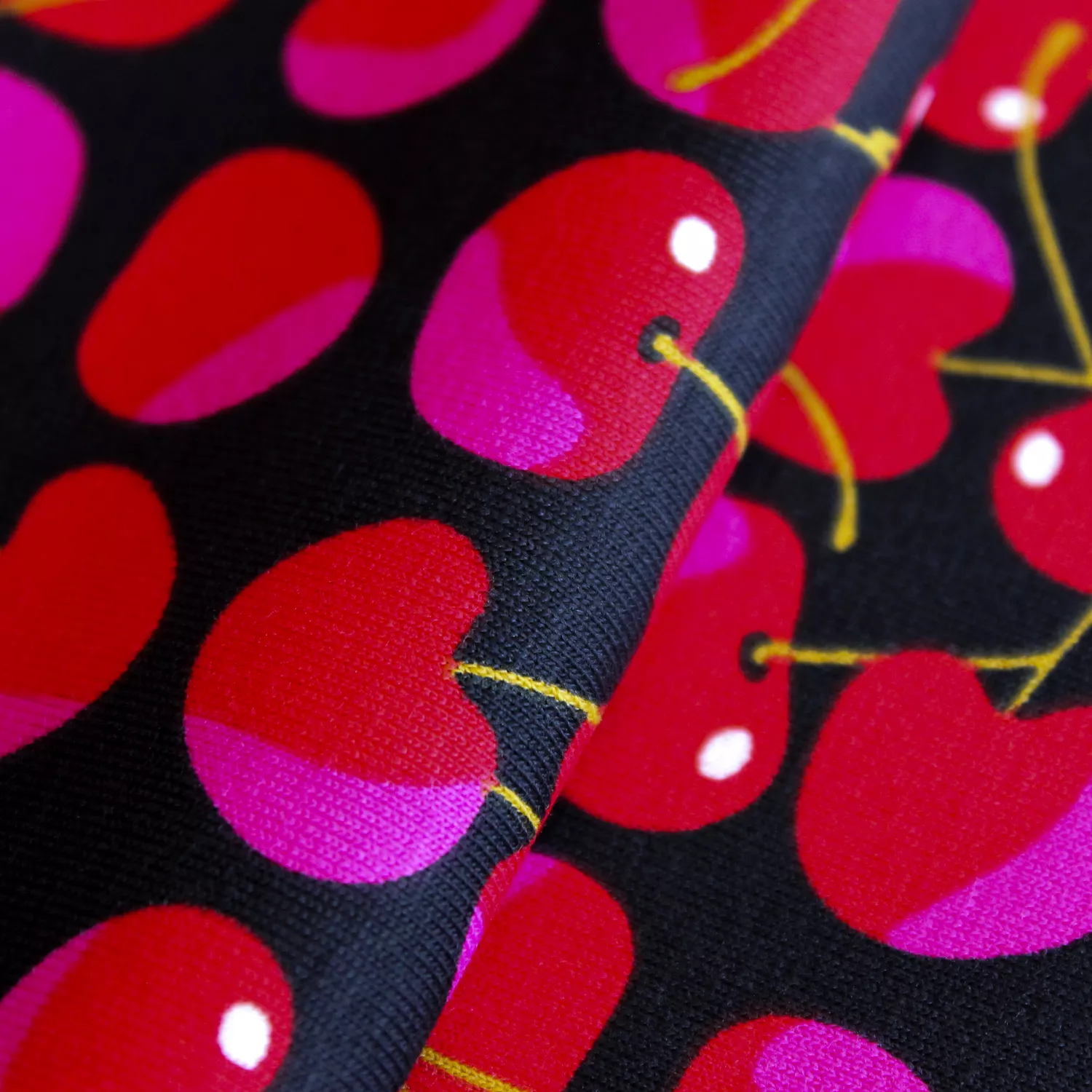 Katoen tricot zwart met kersen