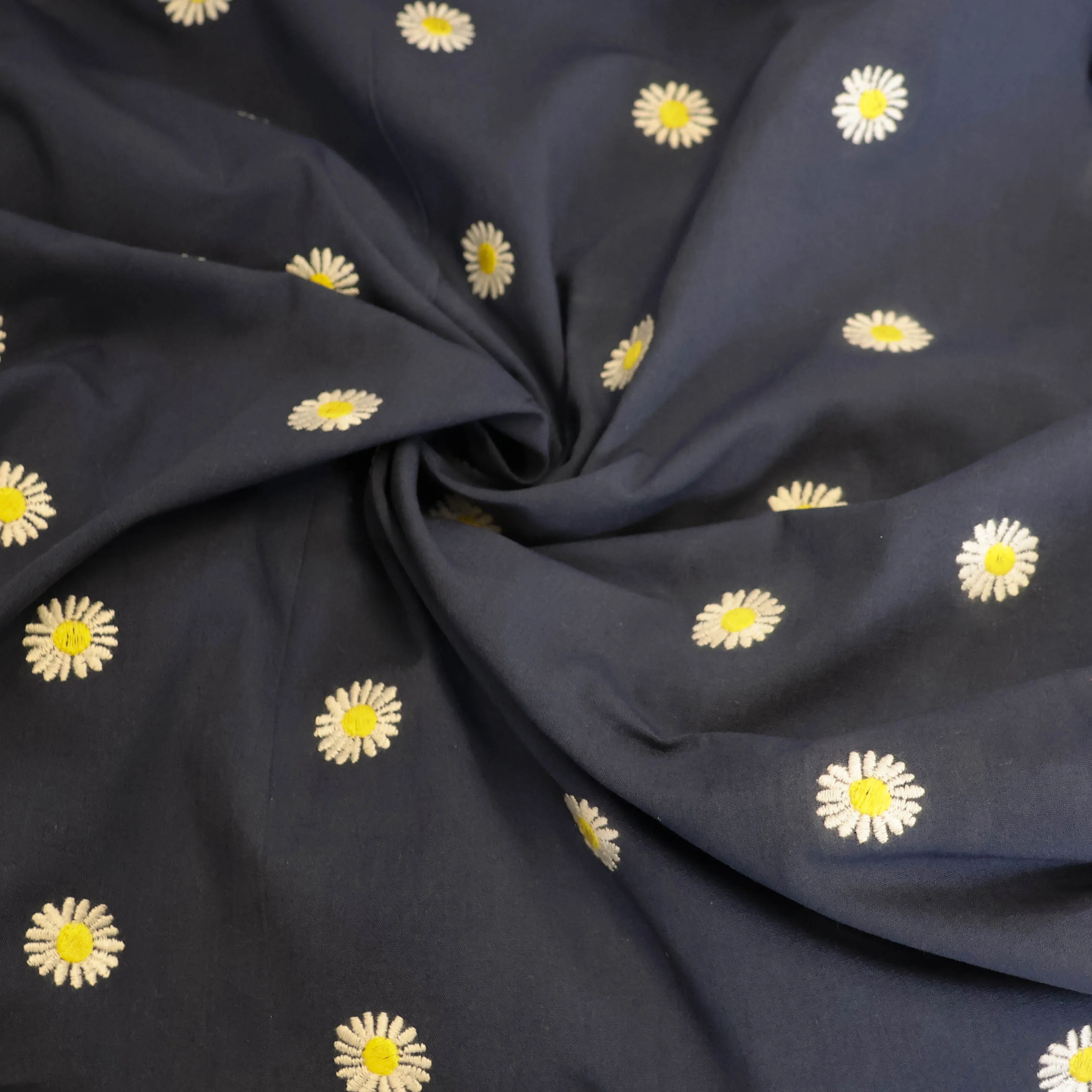 Katoen navy blauw met geborduurde madeliefjes