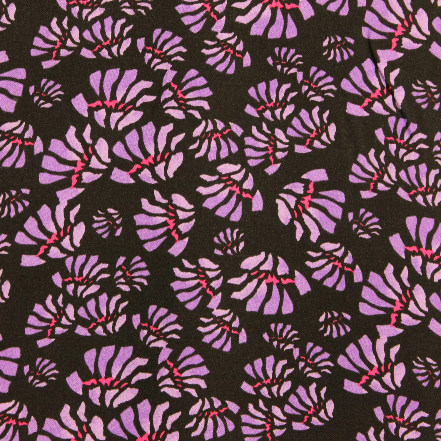 Viscose zwart met paarse bloemen