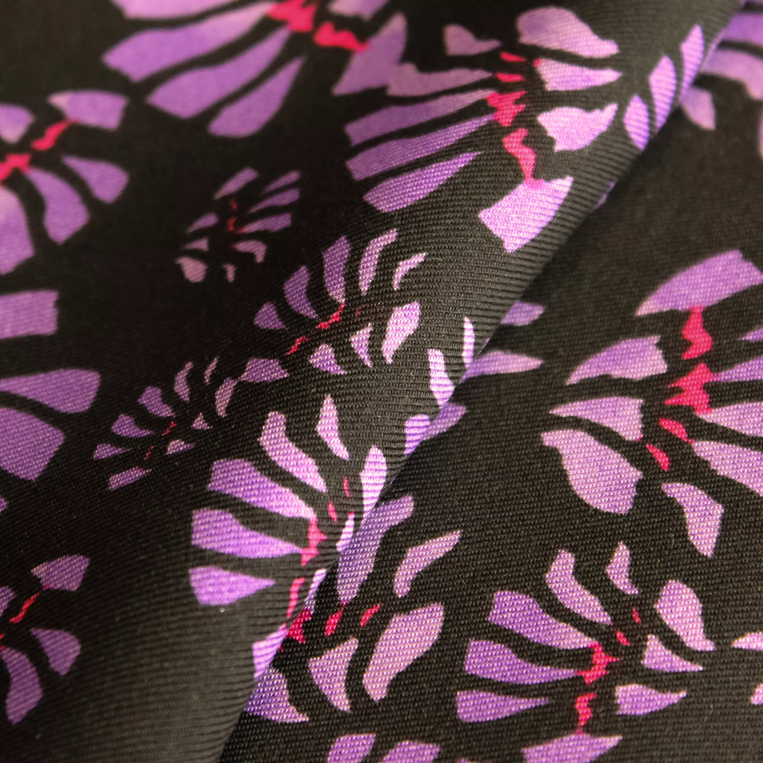 Viscose zwart met paarse bloemen