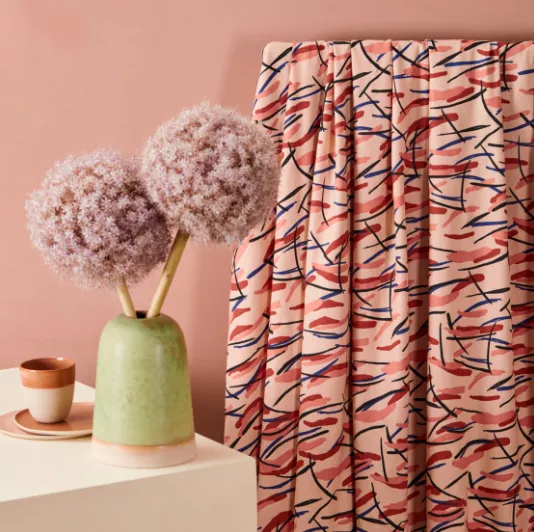 Viscose twill lichtroze abstracte strepen   - Atelier Brunette