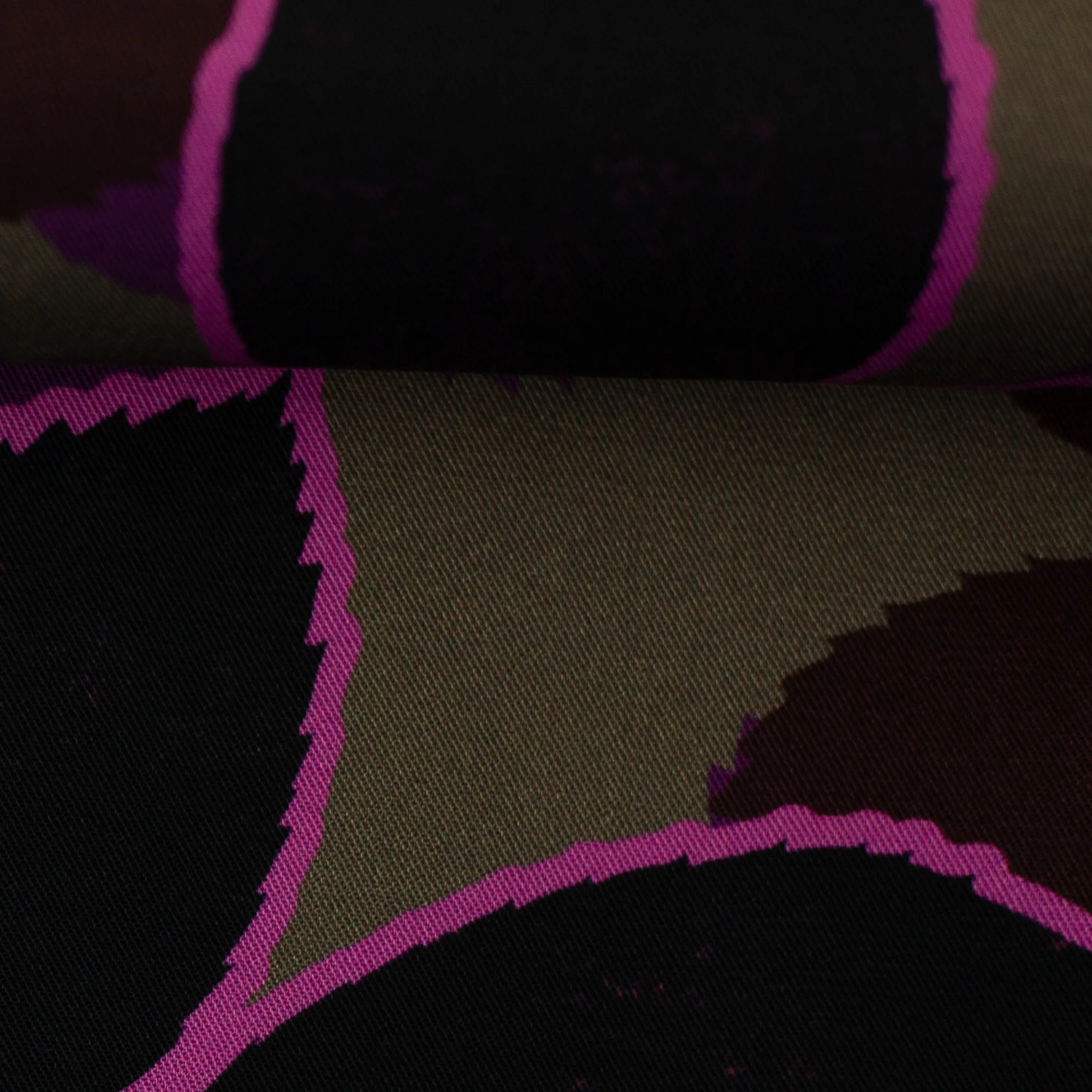 Viscose bruin met paarse bladeren motief