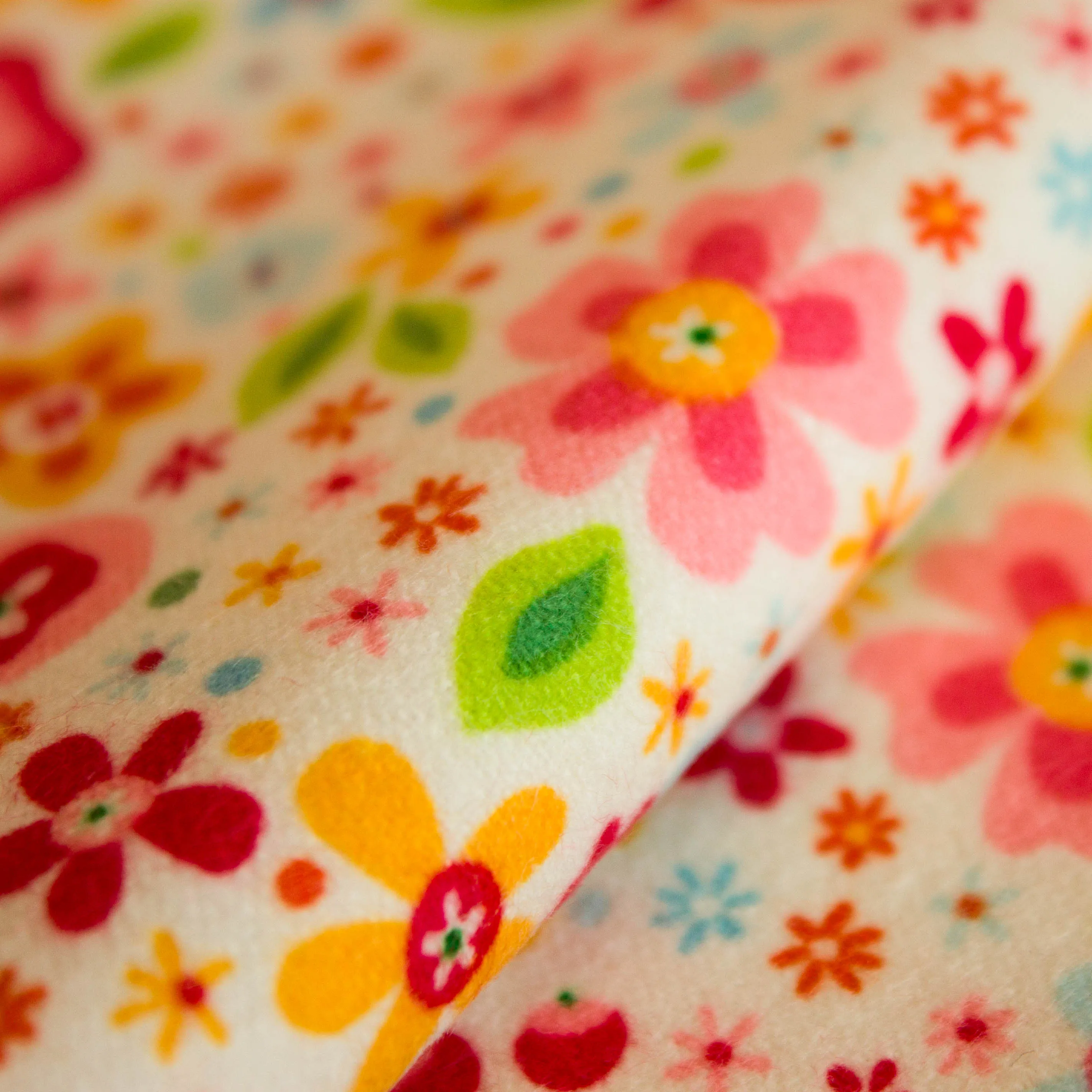 Flanel wit met kleurrijke bloemen