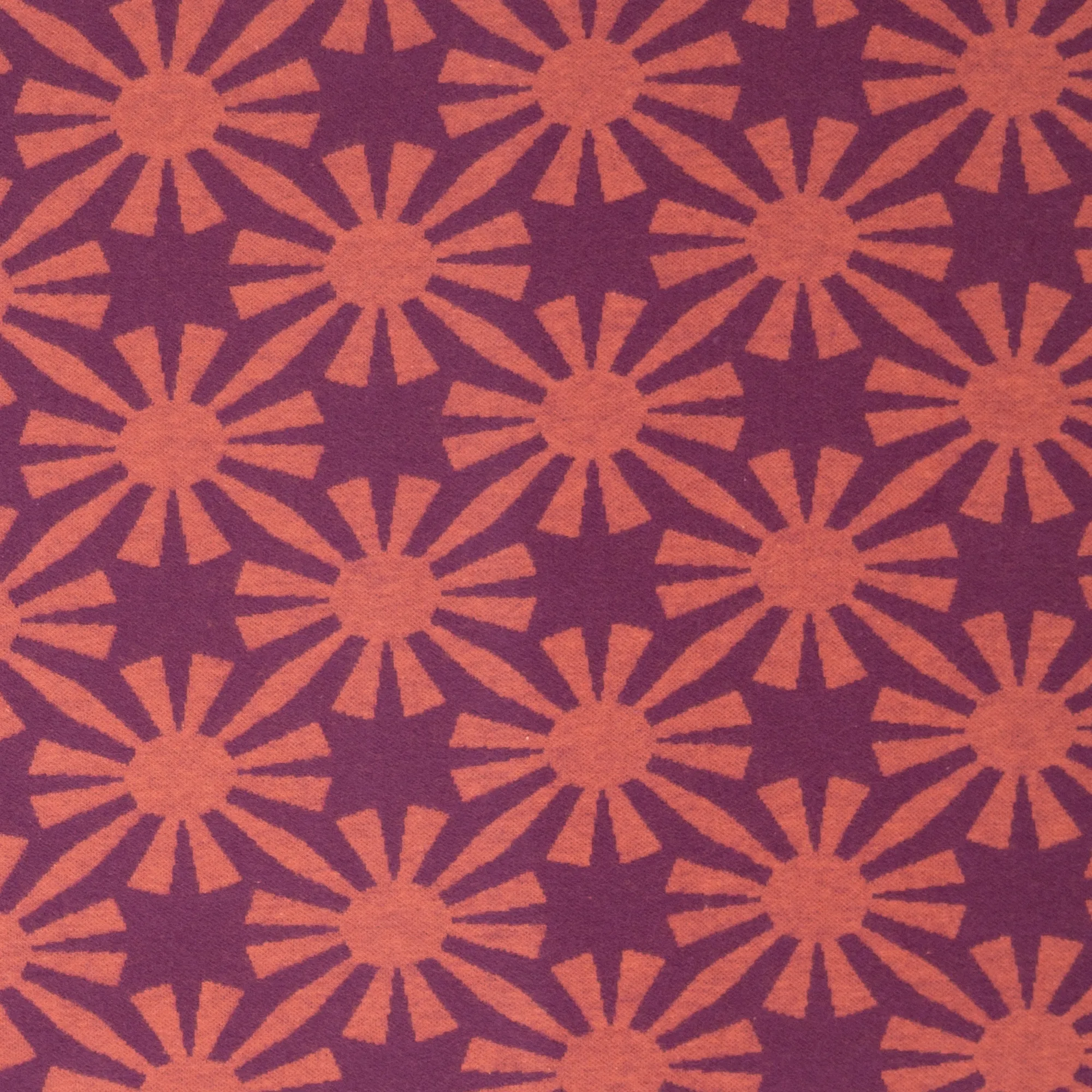 Jacquard tricot donkerroos met zonnen motief