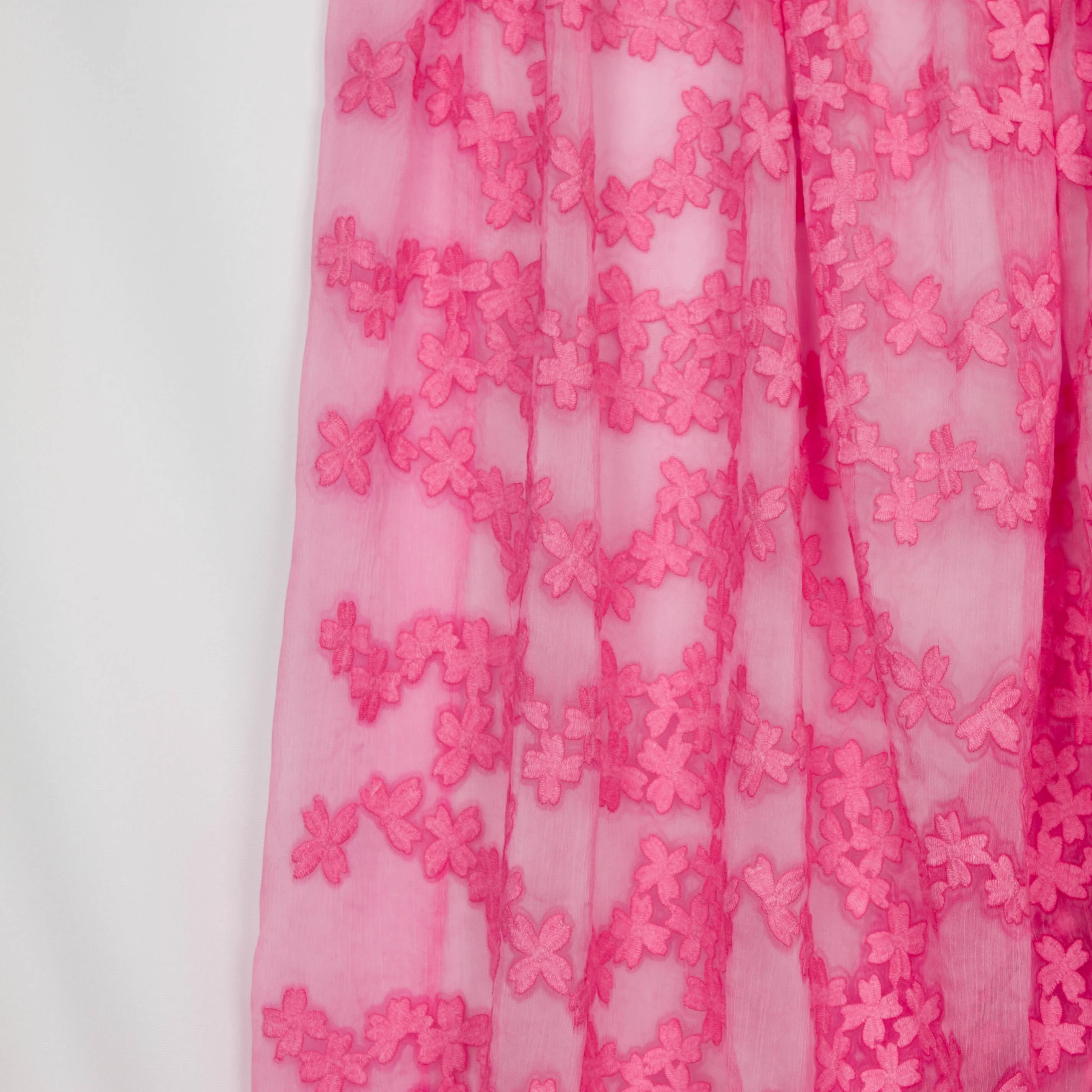 Zachte voile jacquard met felroze bloemetjes