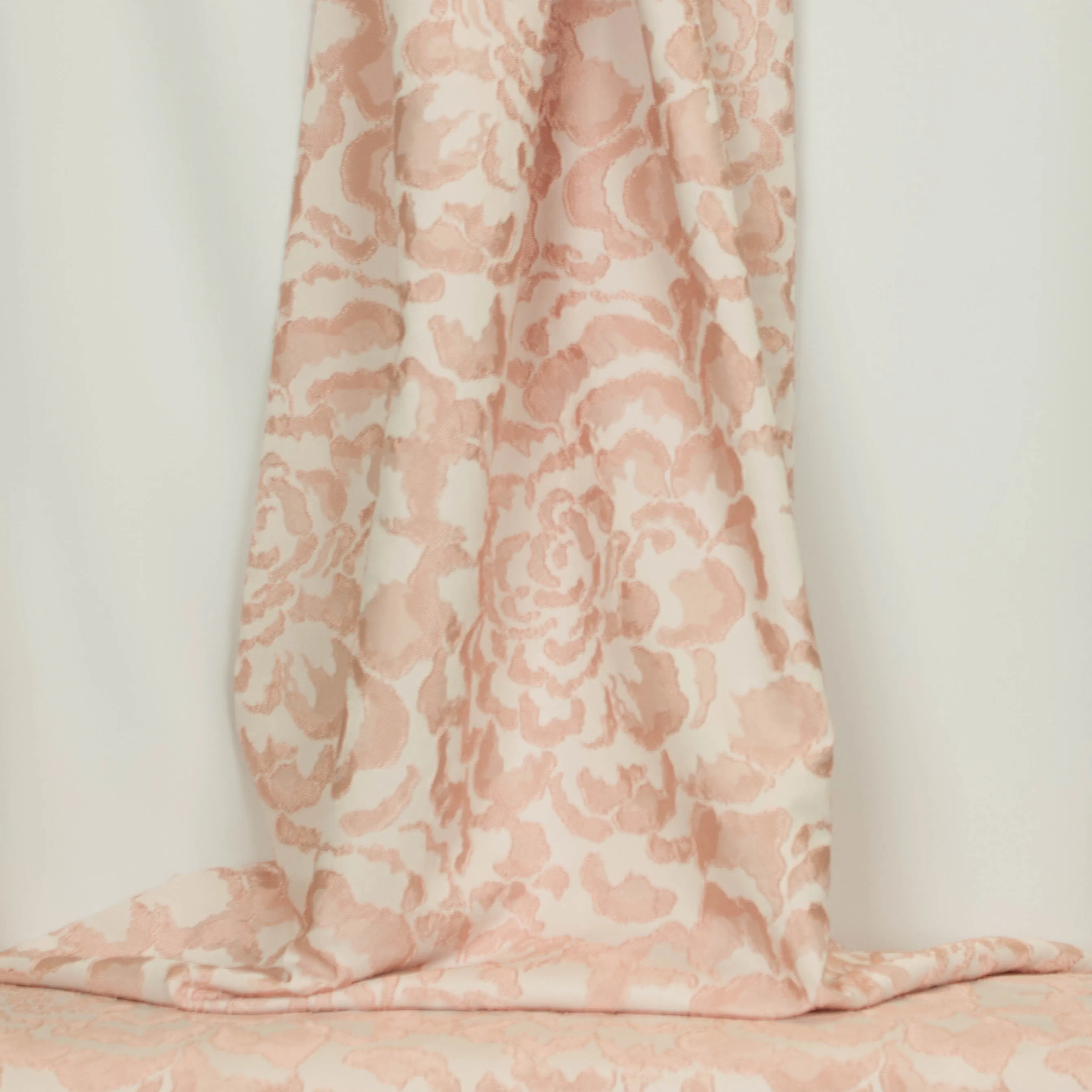 Jacquard zalmroze rozenpatroon met zachte roze glans