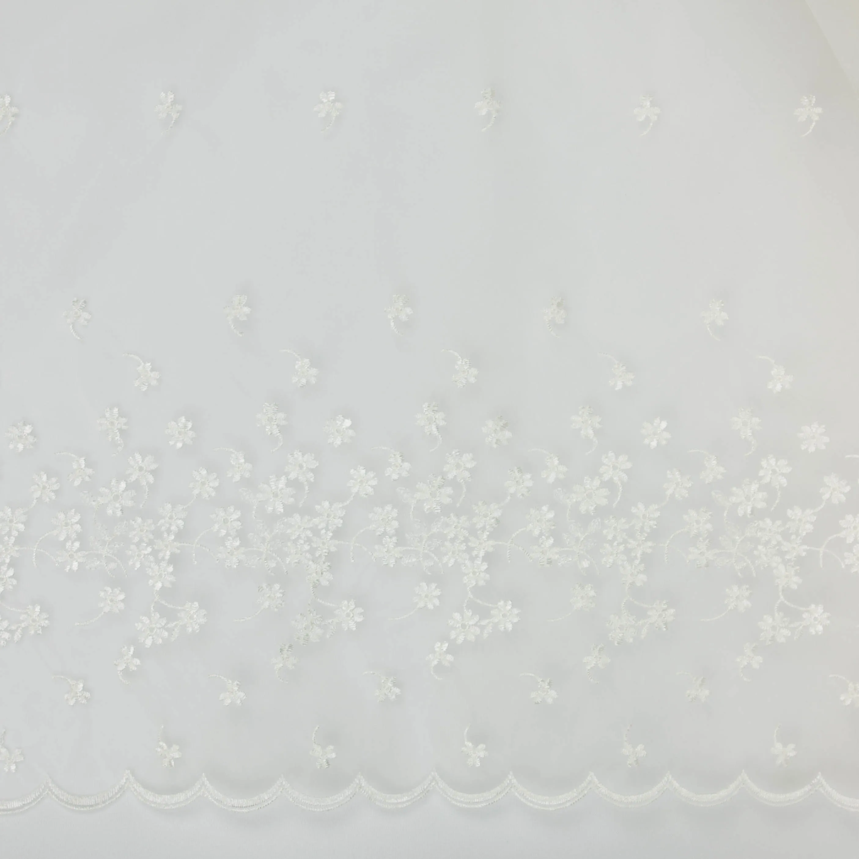 Witte kant met bloemetjes en golvende rand
