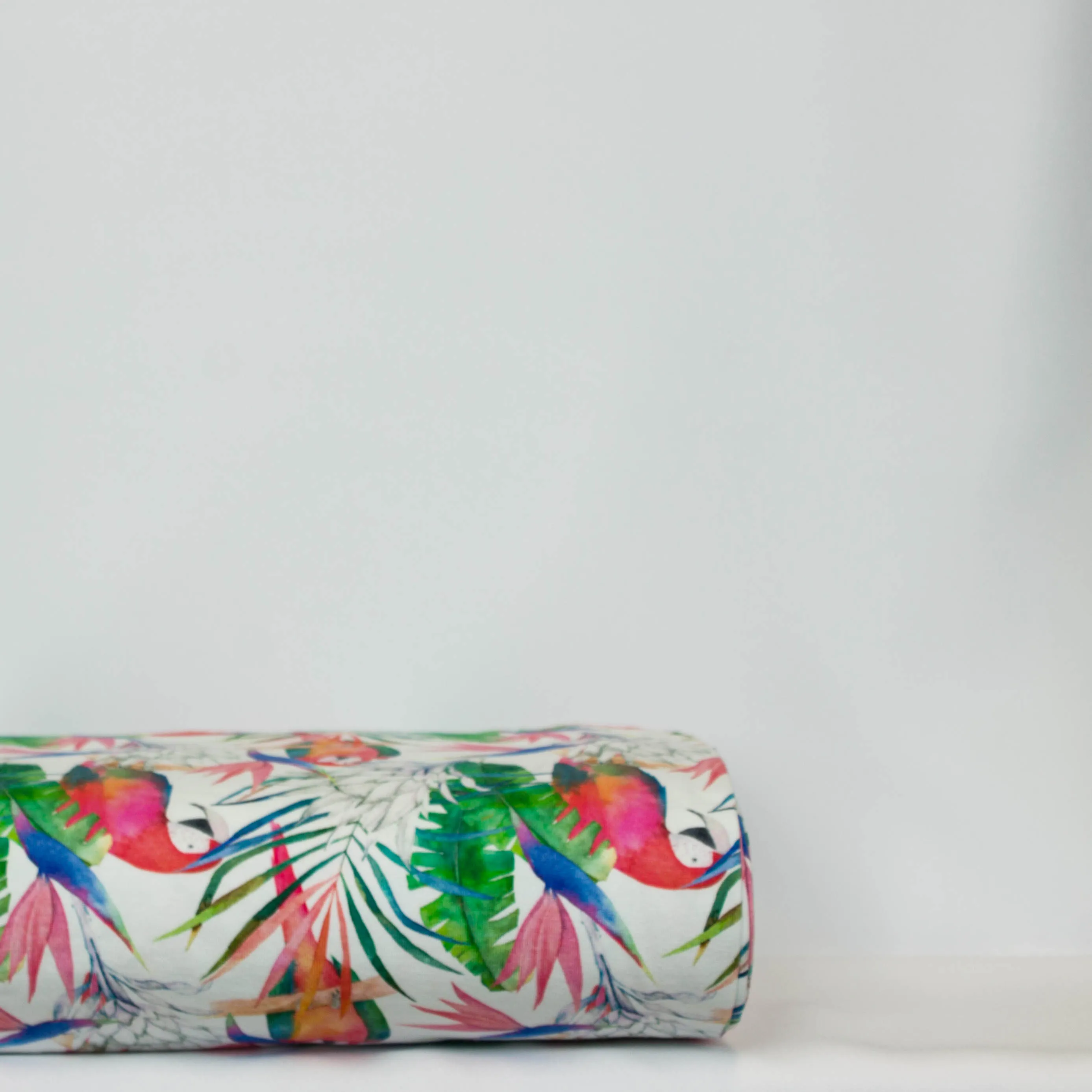 Tricot wit met exotische planten en papegaaien