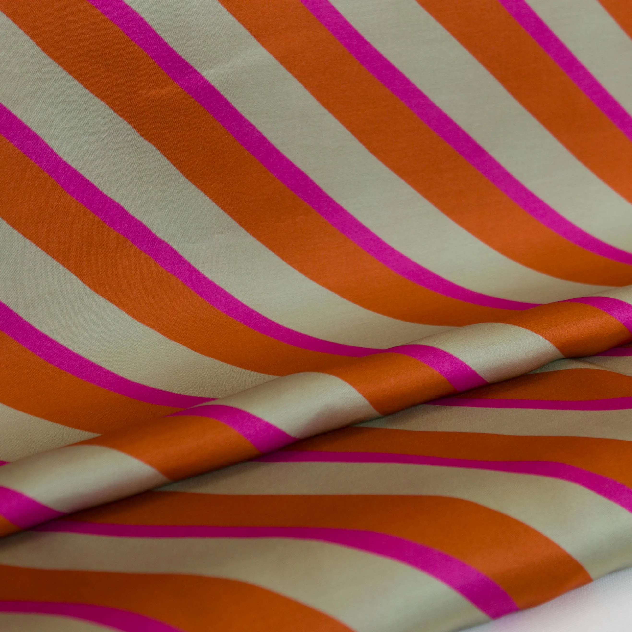 Viscose satijn groengrijs met roeste en roze strepen - Burda & A La Ville