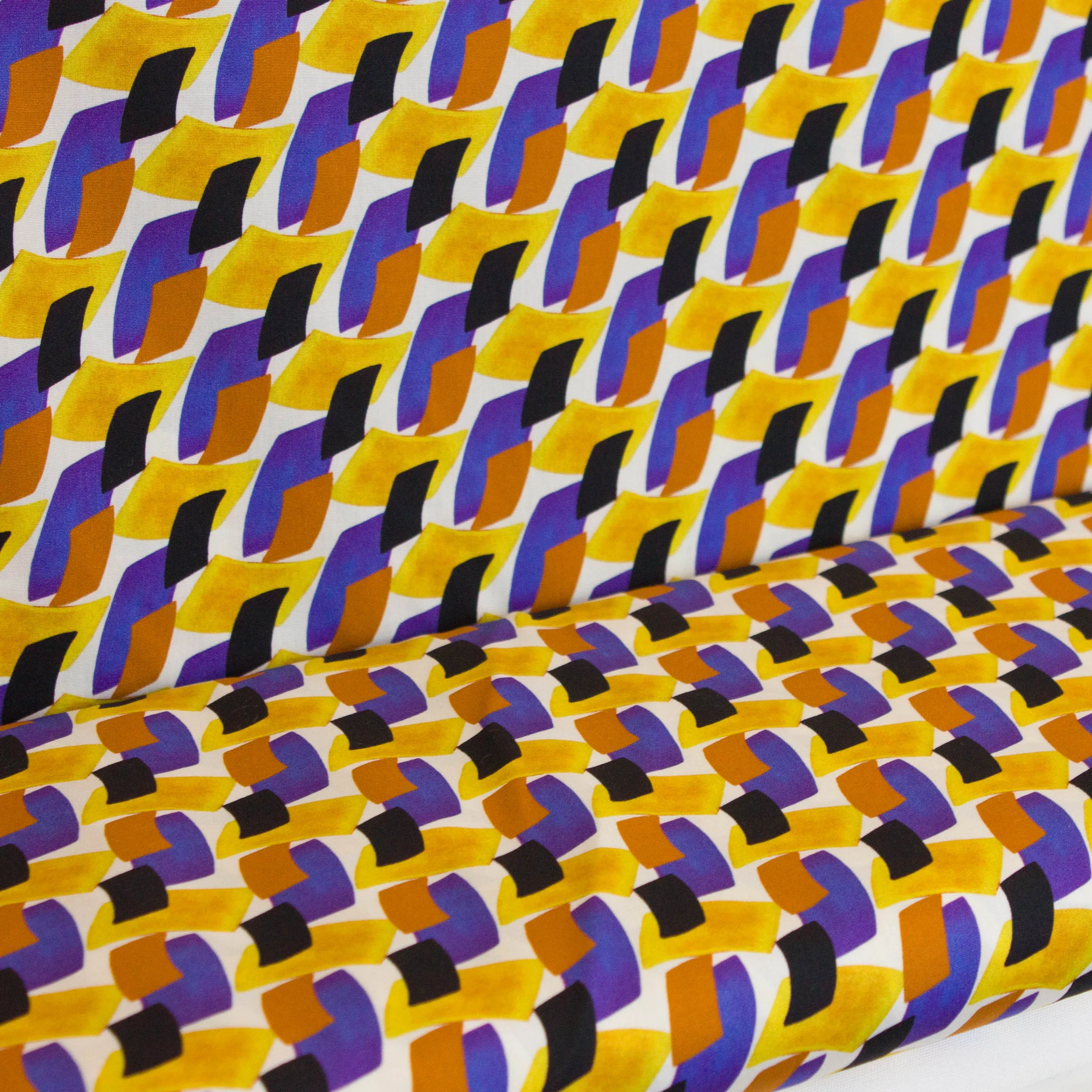 Italiaanse katoen geel paars en zwart geometrische print - Alta Moda