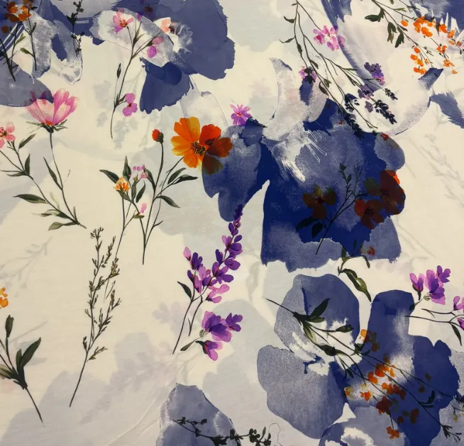 Viscose crêpe met blauwe bloemen - Knipmode