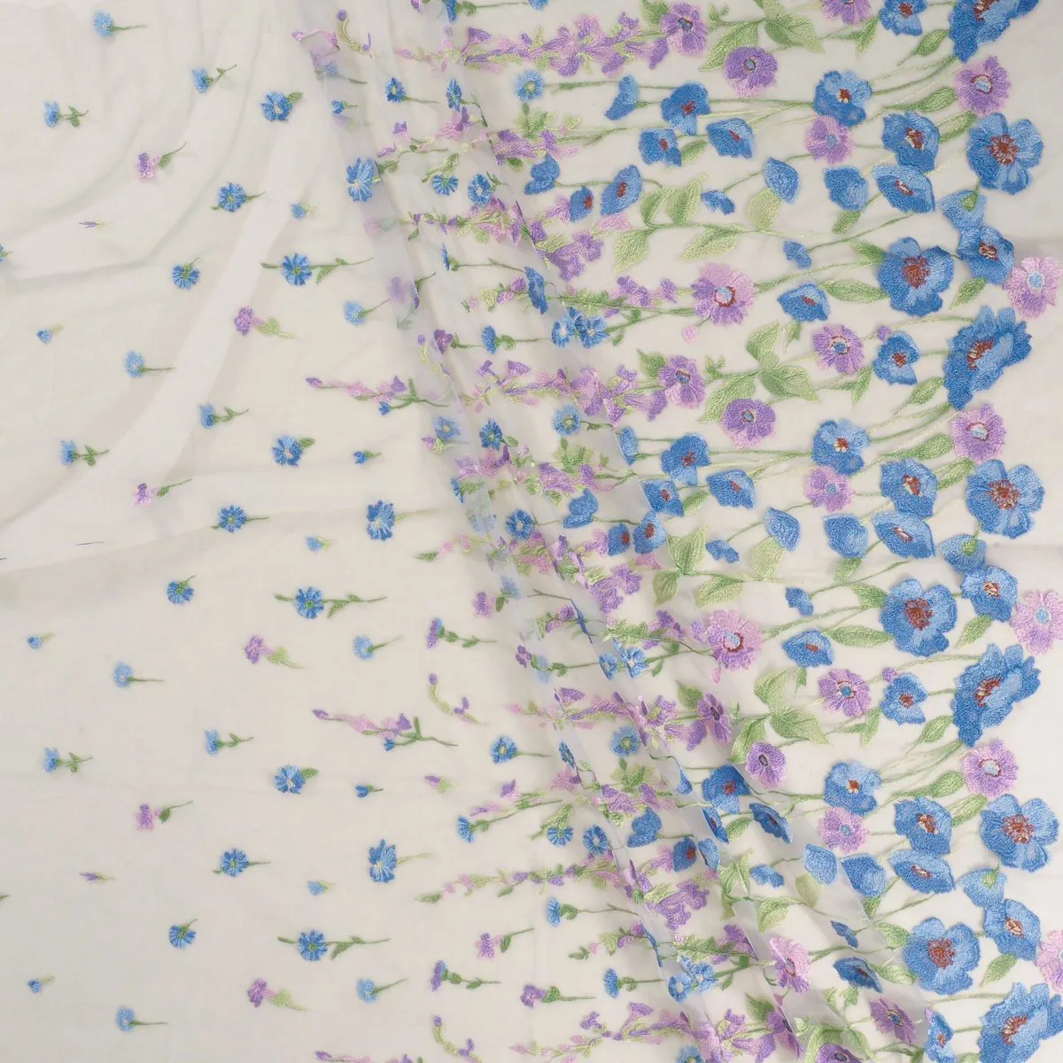 Tule geborduurd met paarse bloemen - Lorré