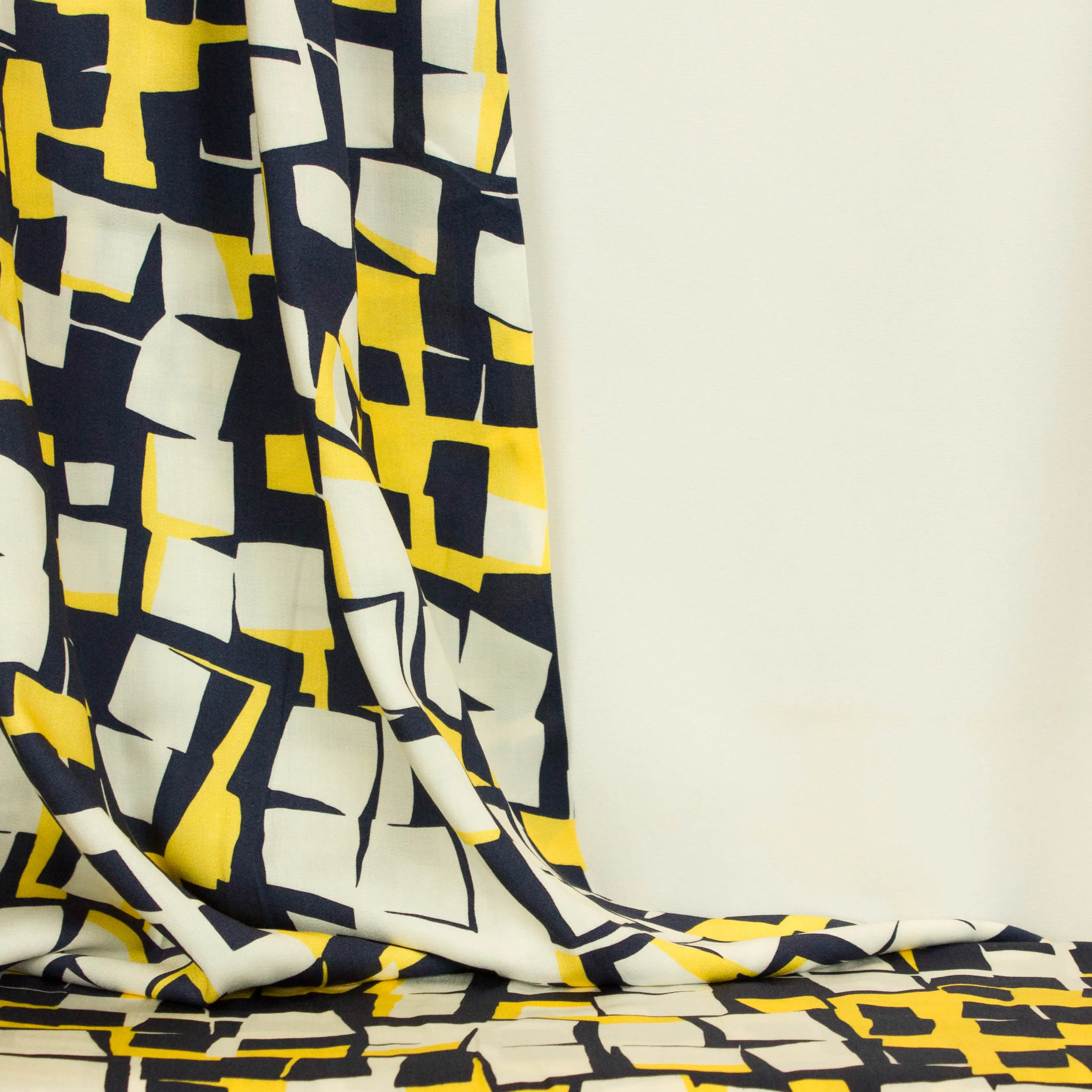 Viscose satijn geel met donkerblauwe blokjes