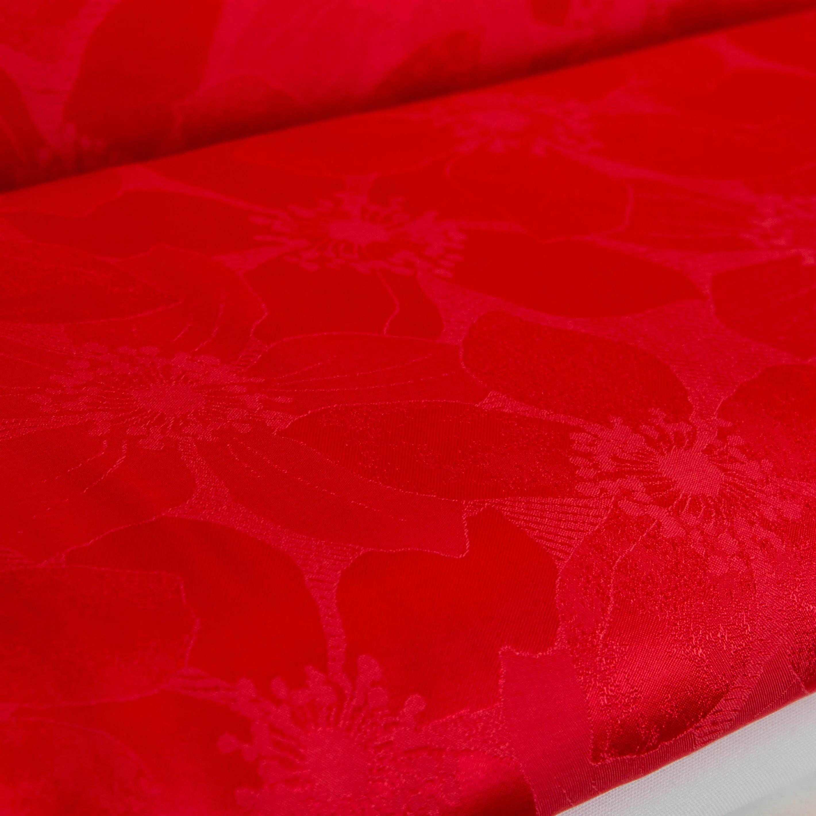 Satijn jacquard rood met bloemen