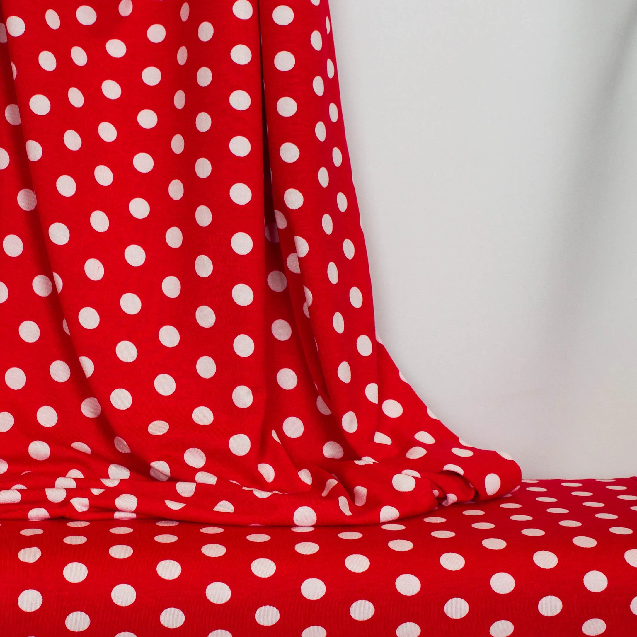 Viscose tricot rood met witte bollen