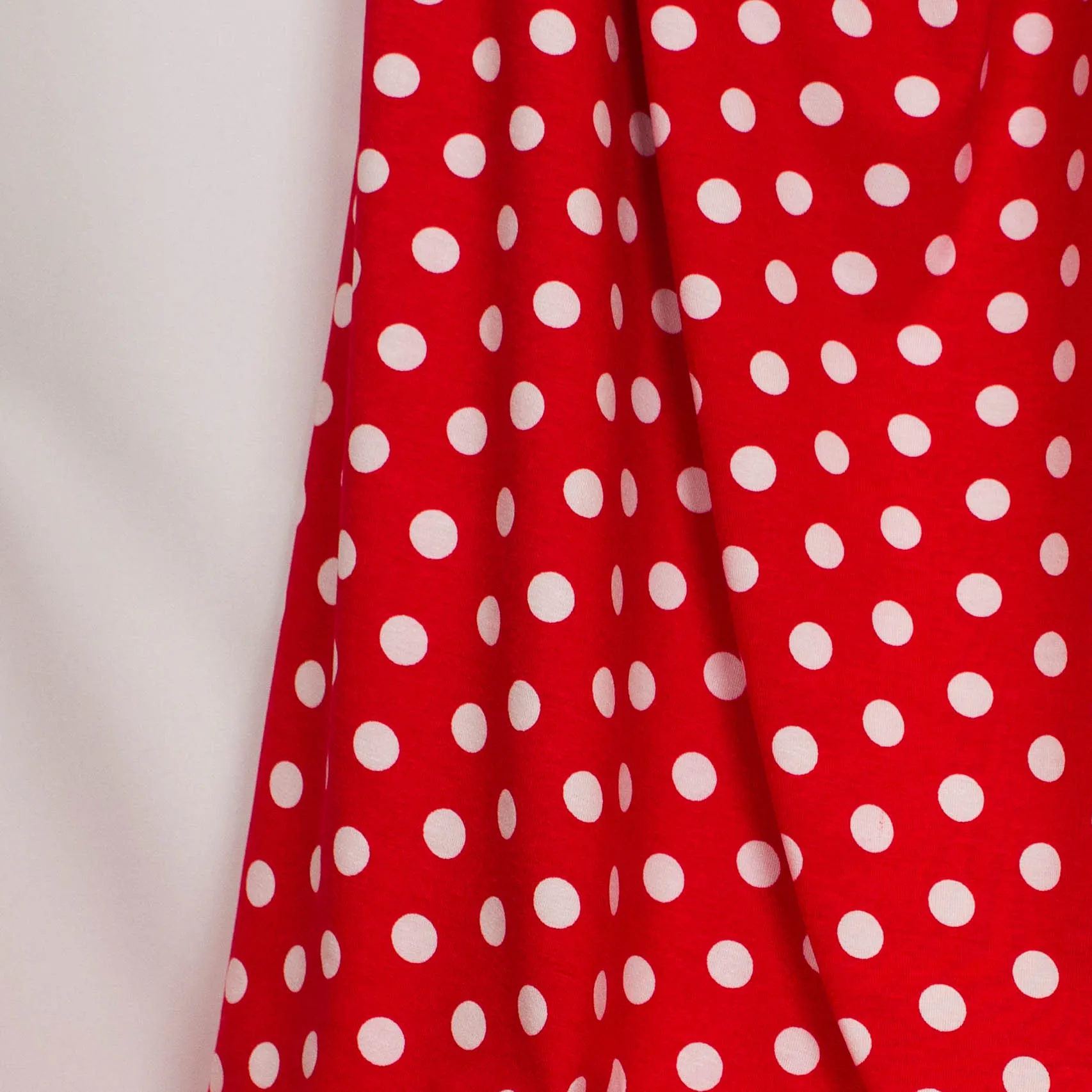 Viscose rood met witte bollen