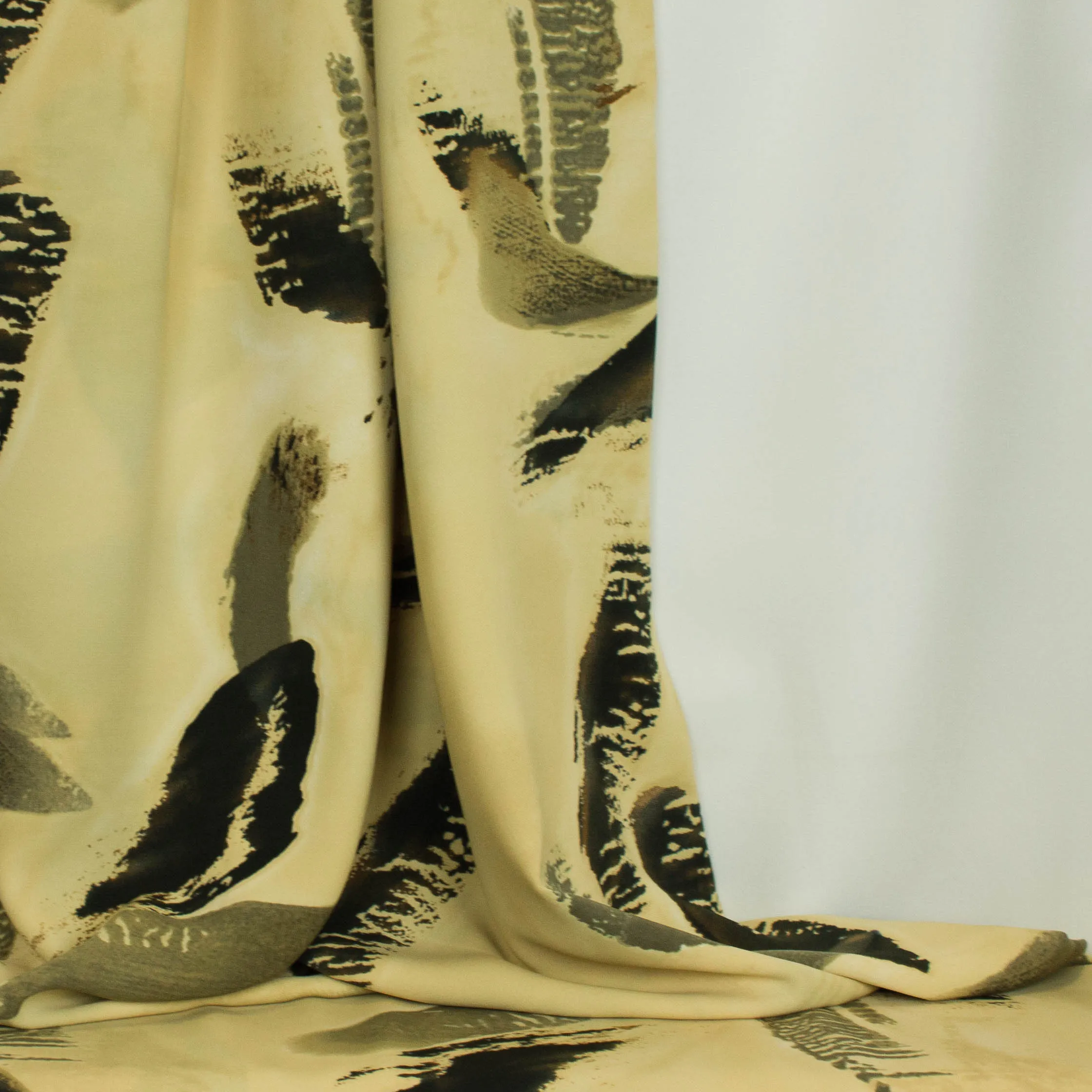 Polyester geelbeige met zwarte vlekken