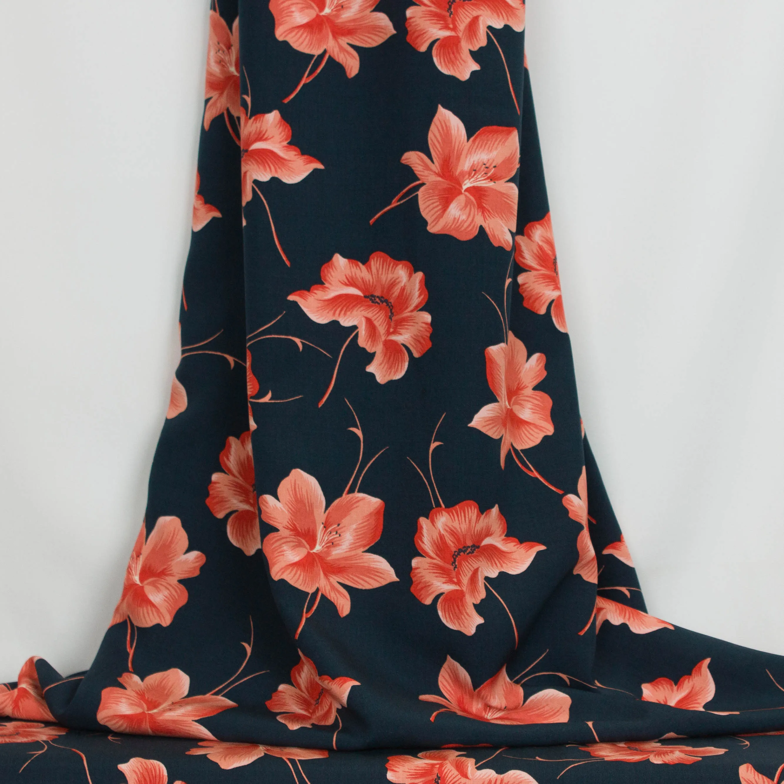 Viscose donkerblauw met koraal/oranje bloemen