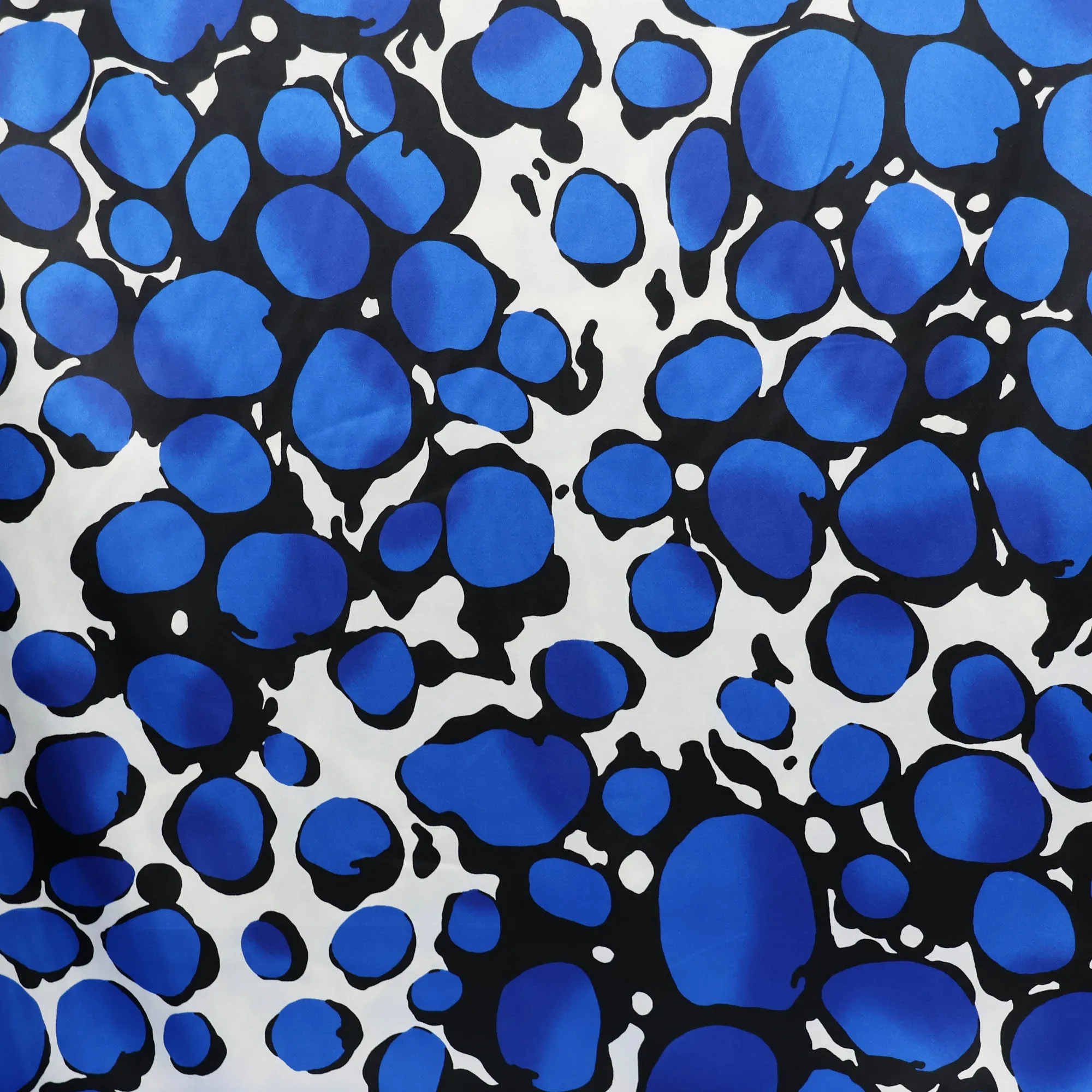 Polyester satijn wit met abstractie blauwe print