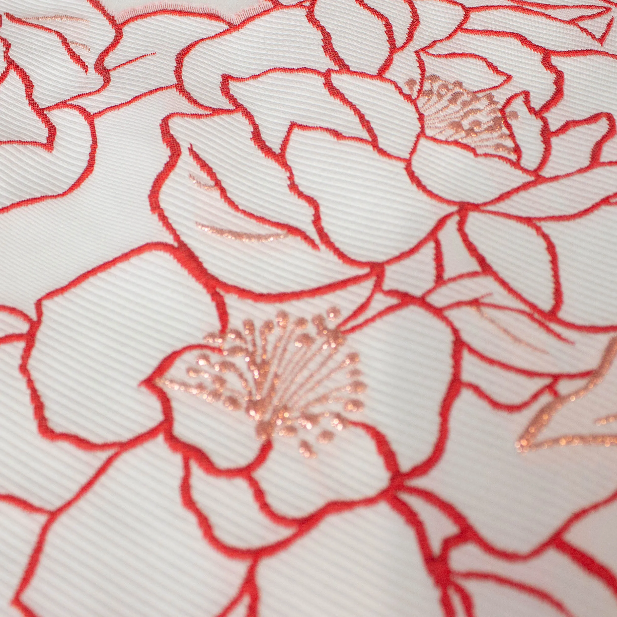 Jacquard broderie doorschijnend met witte en rode bloemen afgewerkt met lurexdraad