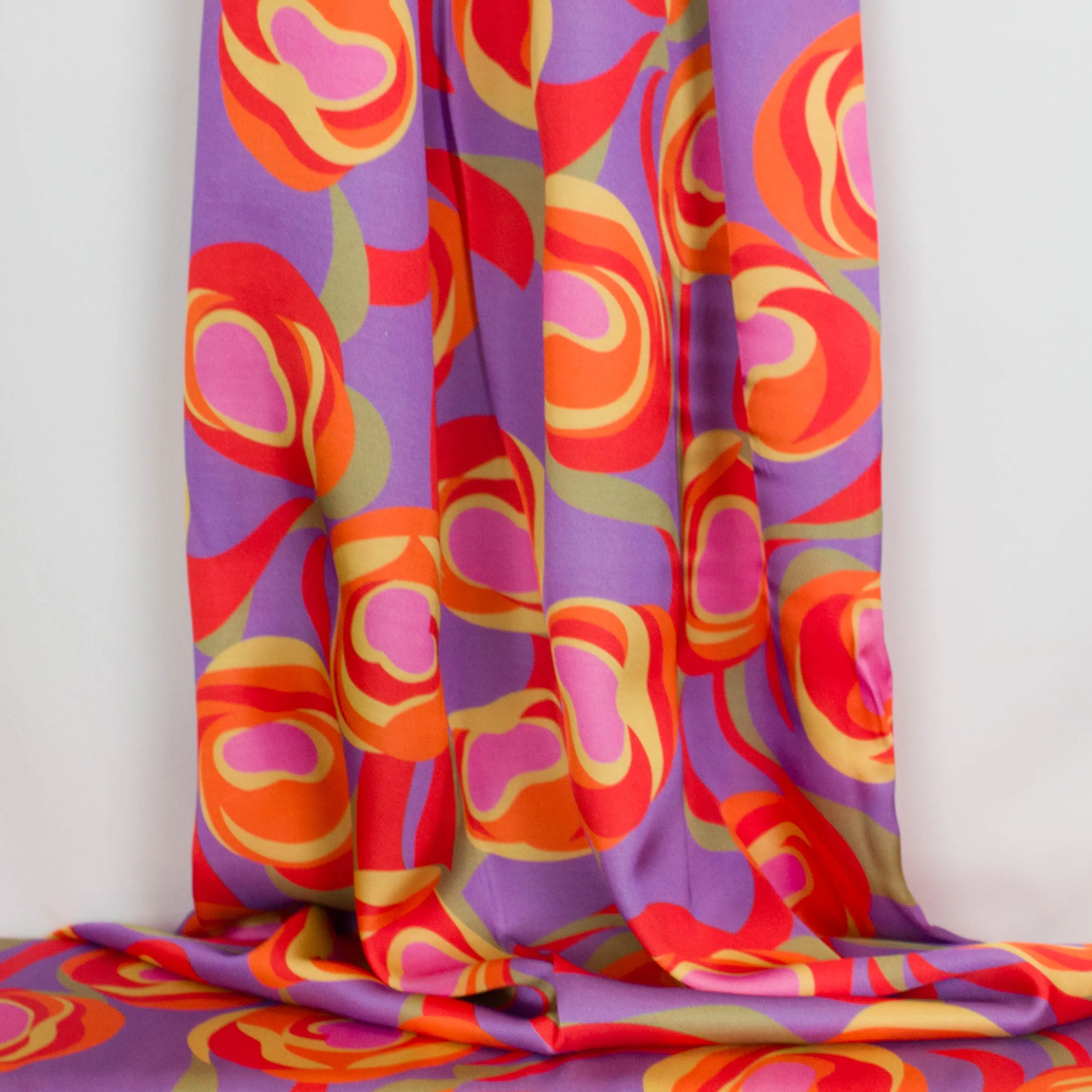 Viscose satijn paars met oranje bloemen