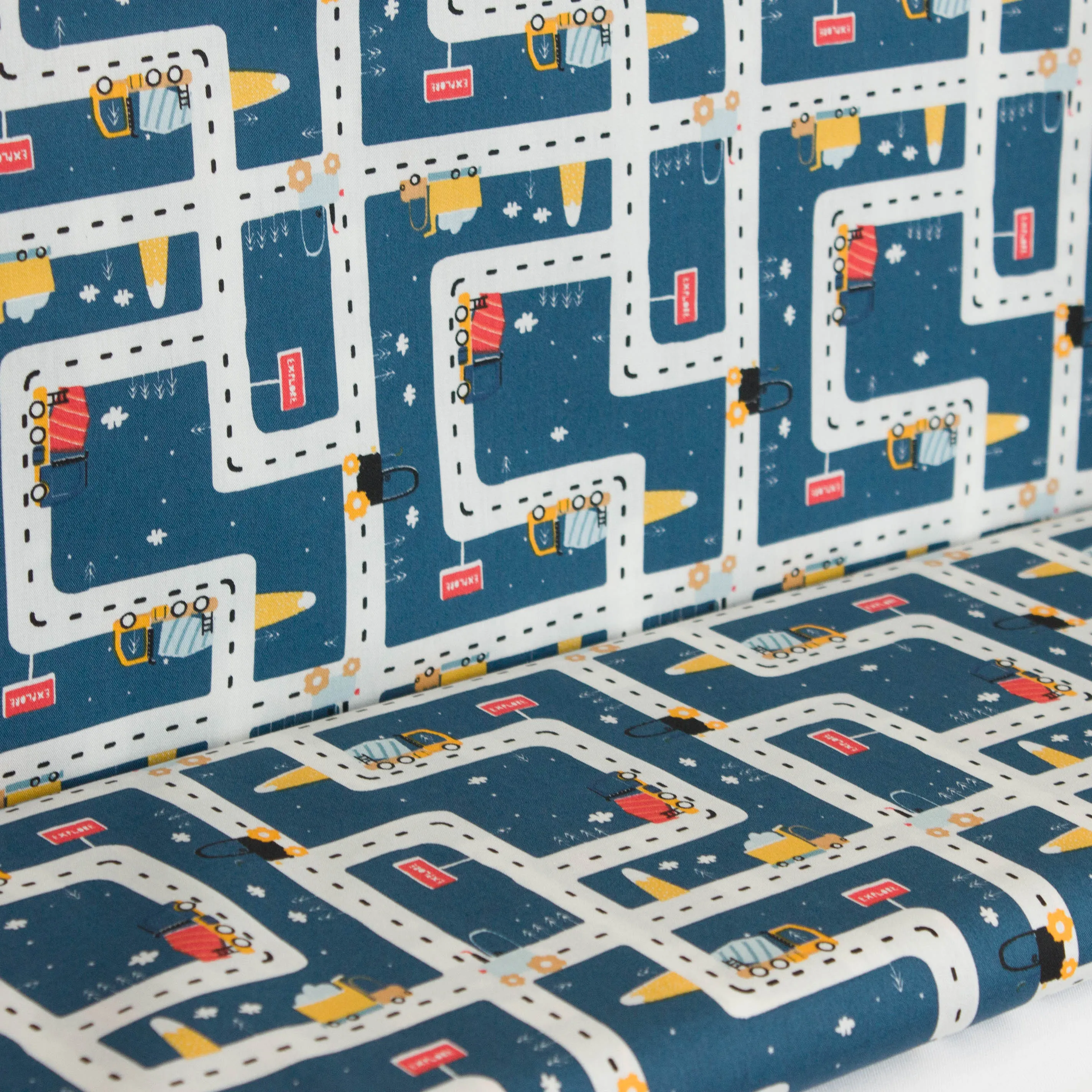 Katoen poplin blauw met cartoon stratenplan