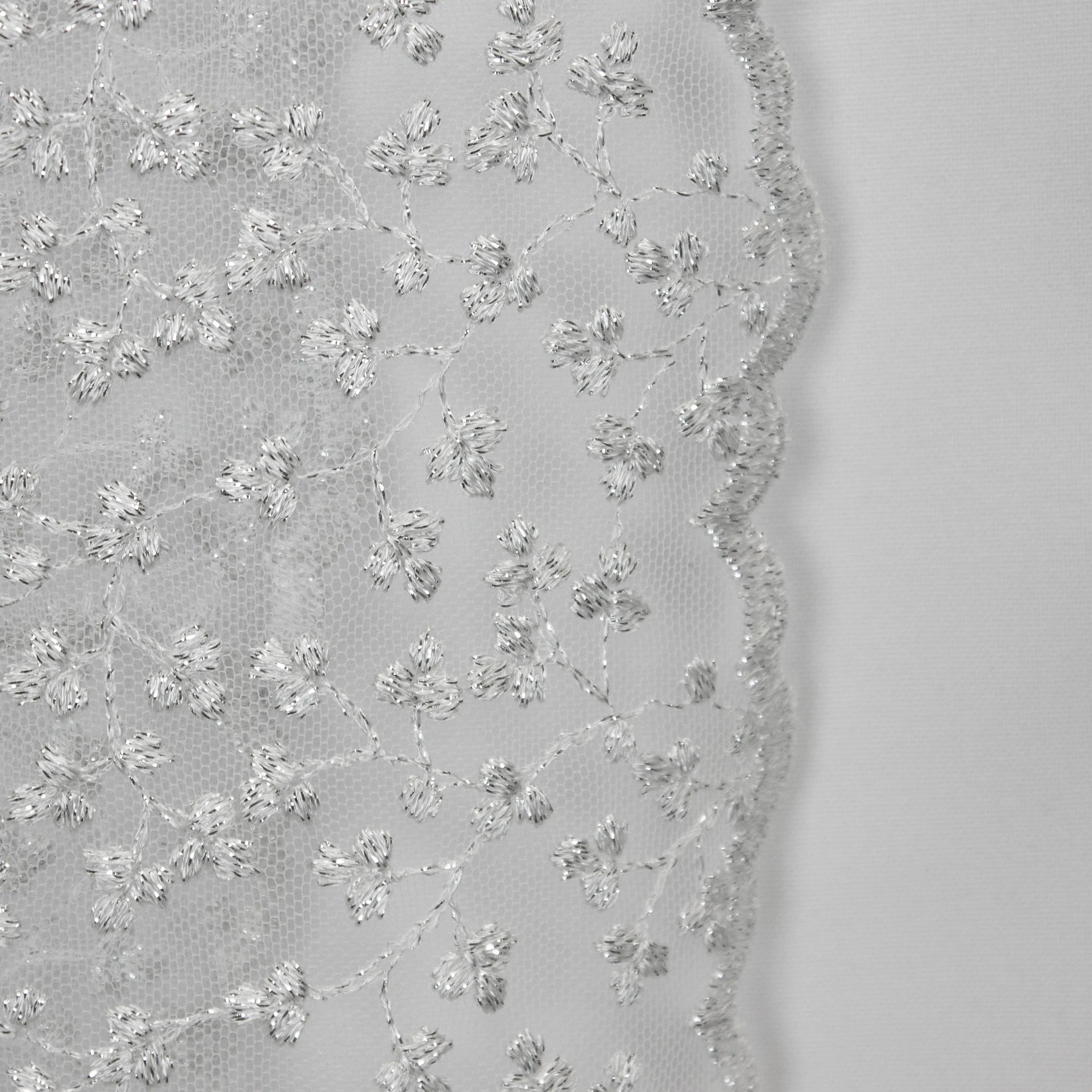 Tule kant broderie silver met planten motief en zilverdraad - Lorré