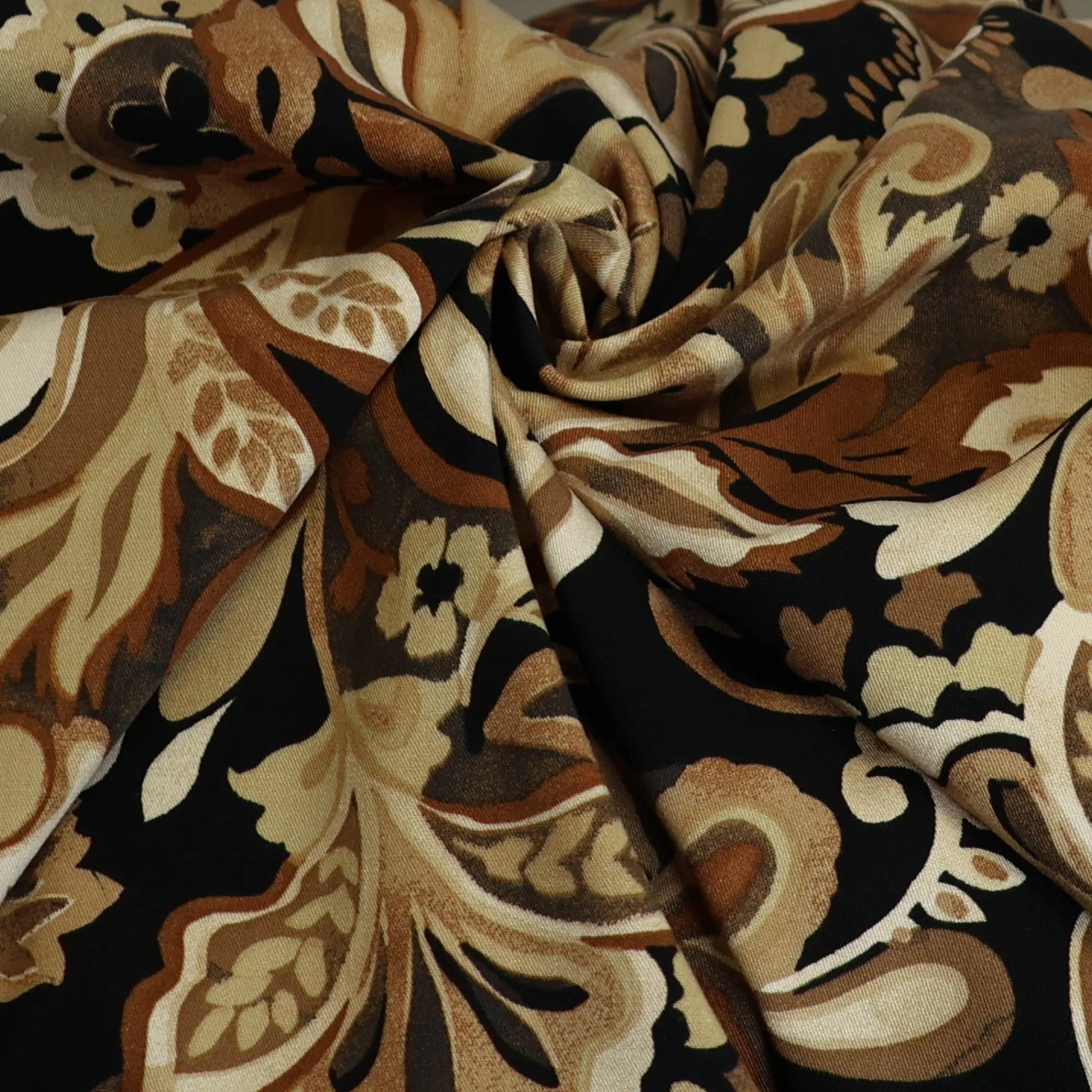 Stretch viscose camel met bladerpatroon