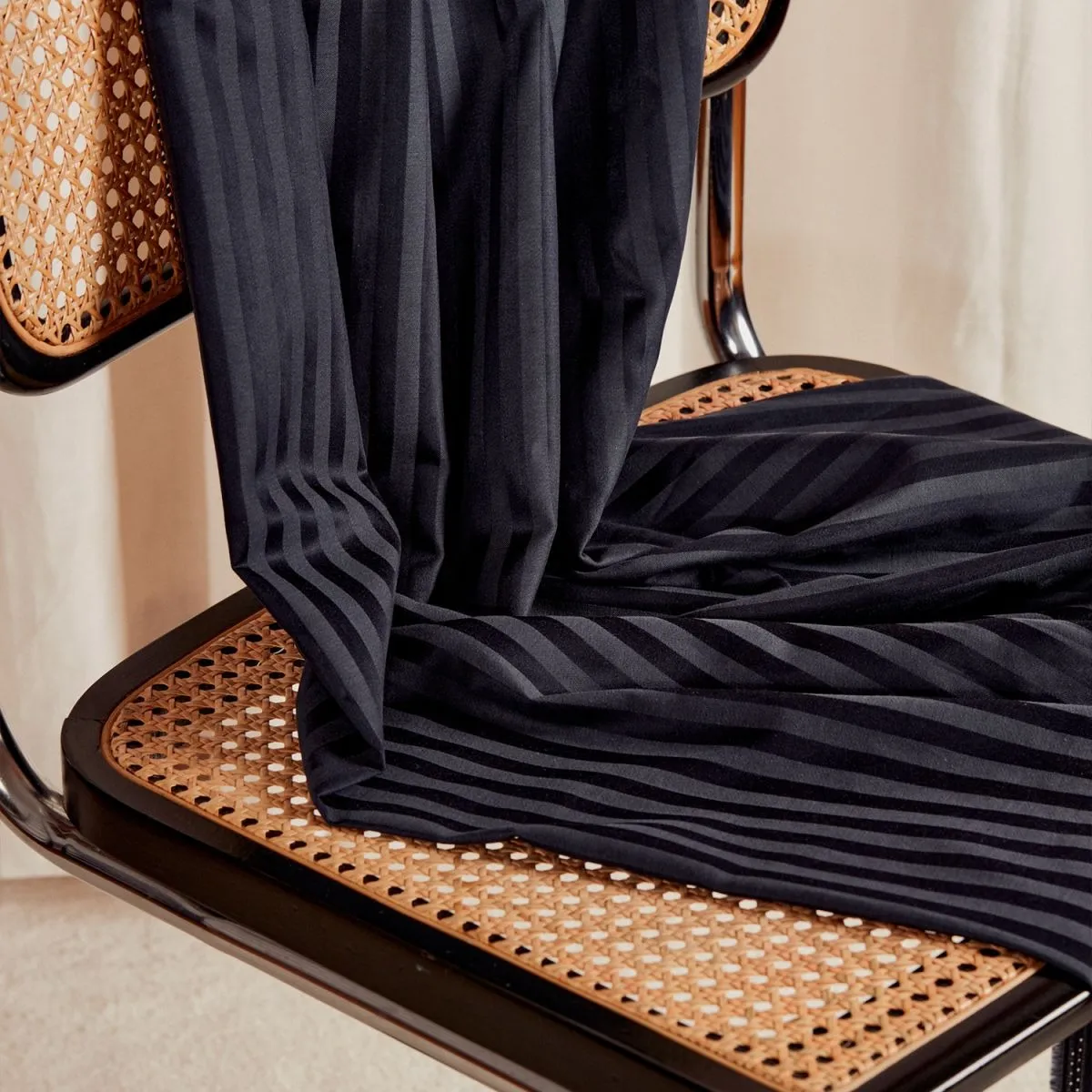 Ecovero viscose Dobby stripes night zwart - Atelier Brunette