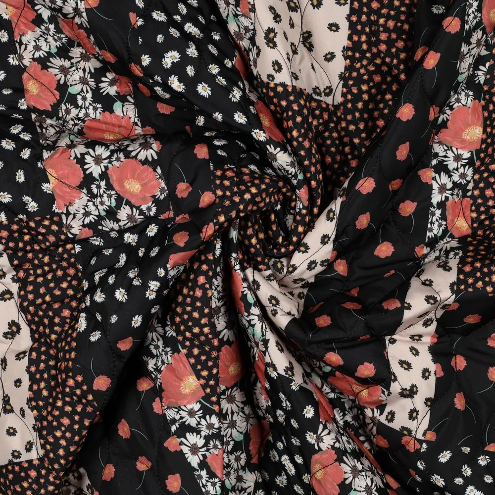 matelasse zwart, roos met bloemen